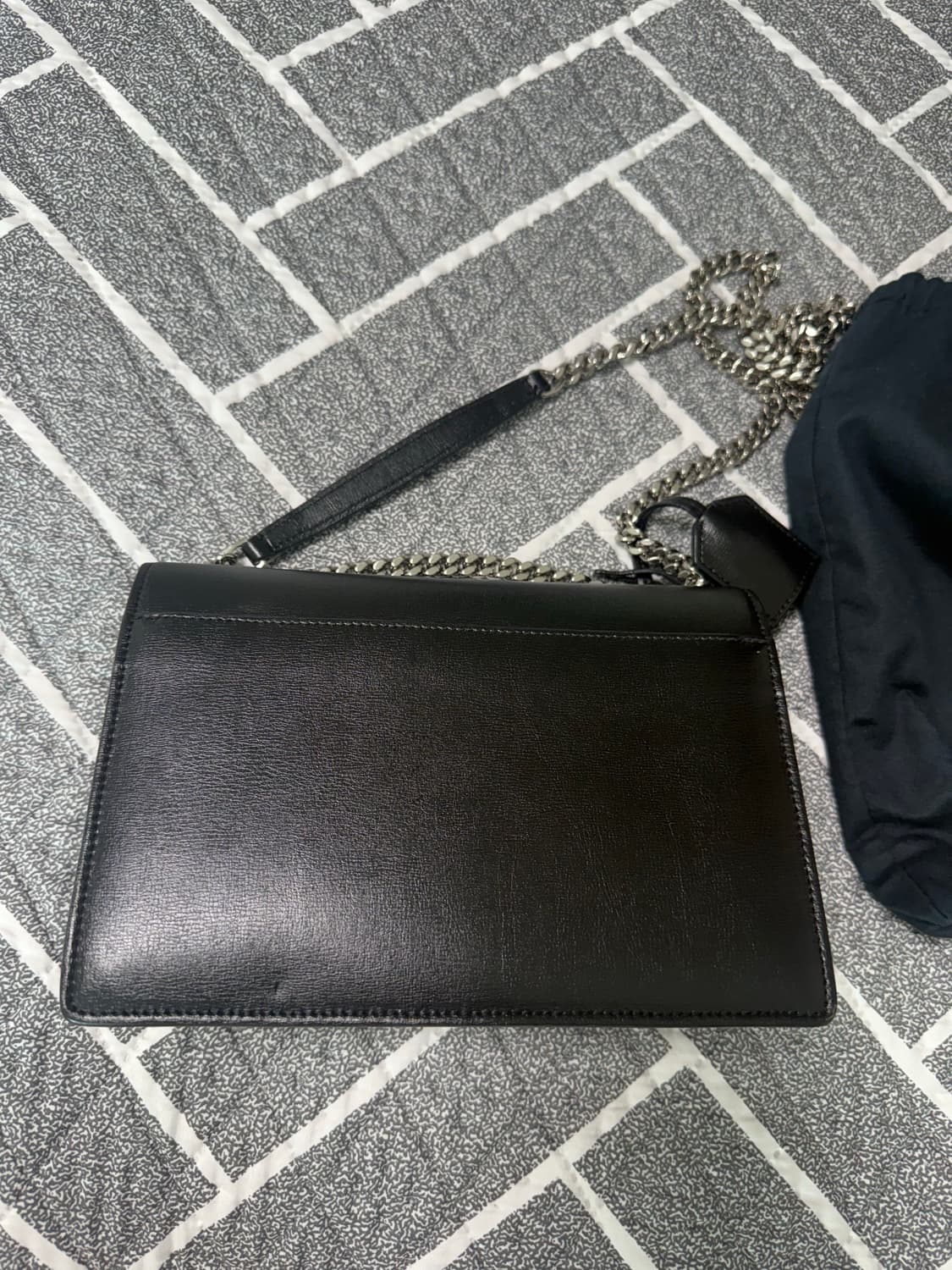 생로랑 스무스 레더 실버 모노그램 선셋 미디움백 블랙 상품이미지9