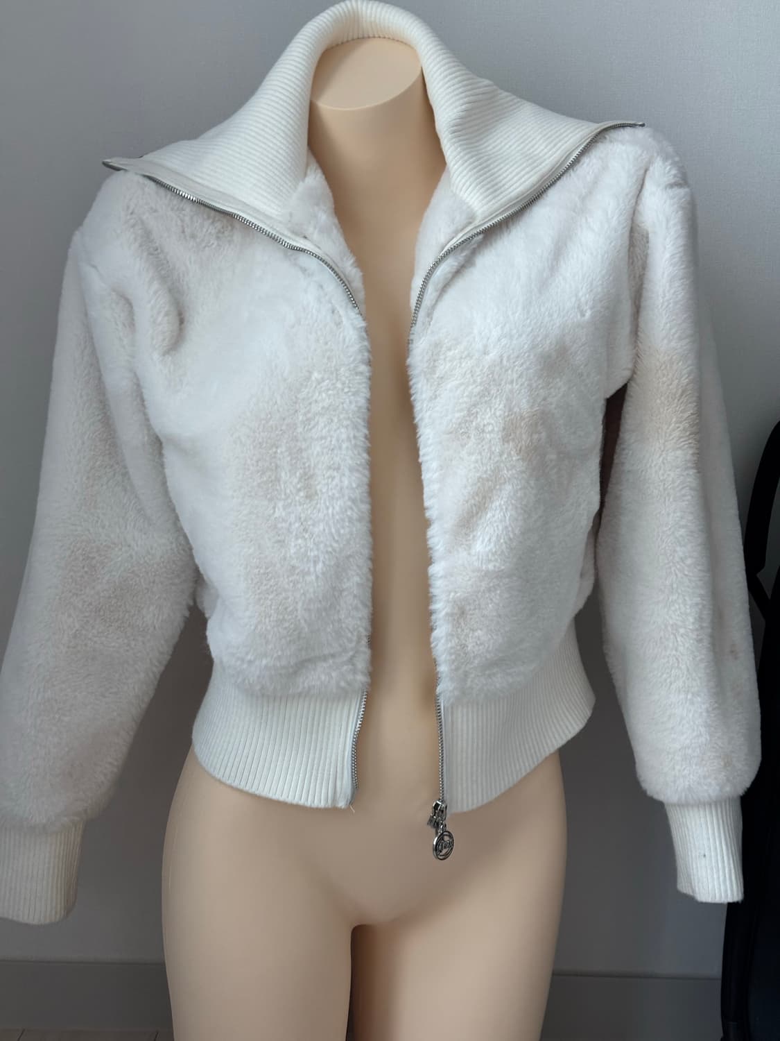 guess 크롭 퍼 집업 상품이미지2