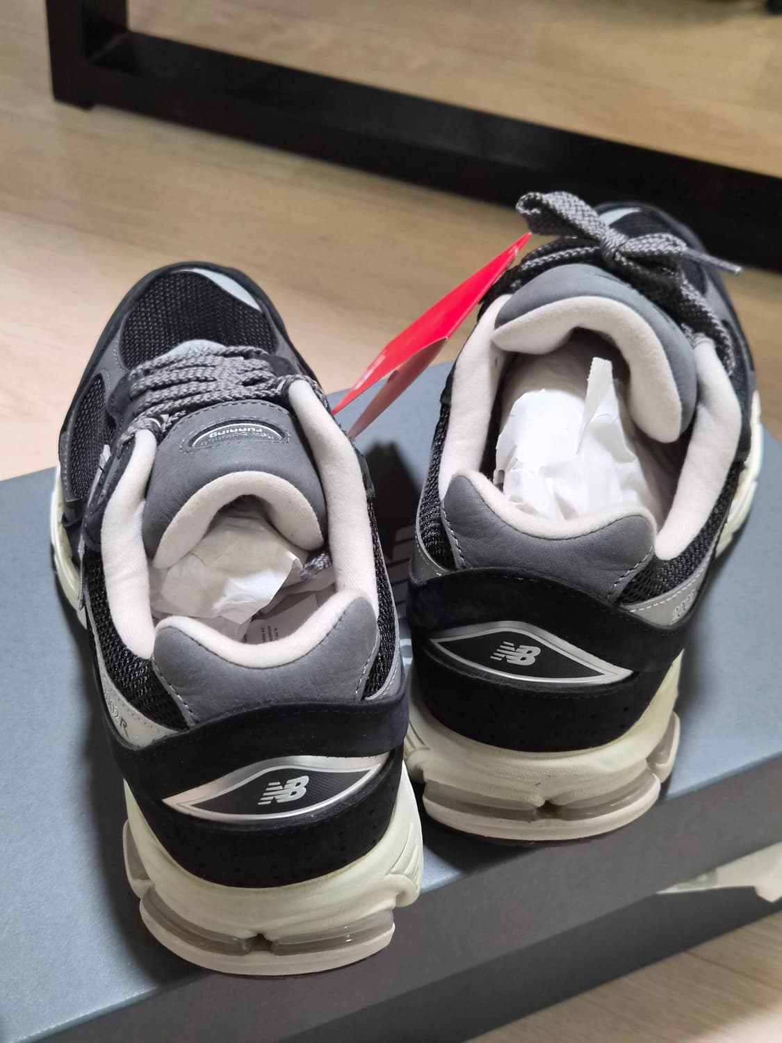 뉴발란스 2002R 프리미엄 빈티지 블랙 275 상품이미지3