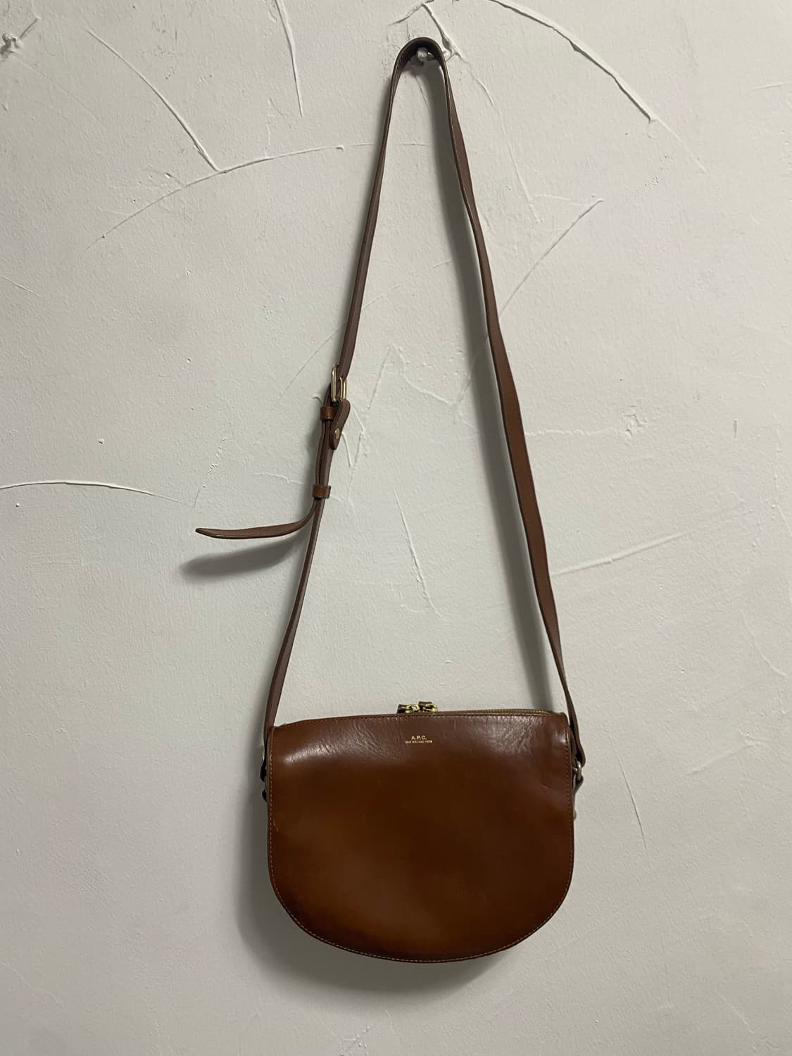 A.P.C 리버스하프문 브라운  상품이미지1