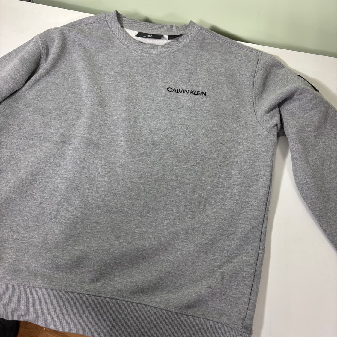 L 캘빈클라인 CK 그레이 스몰로고 맨투맨 상품이미지4