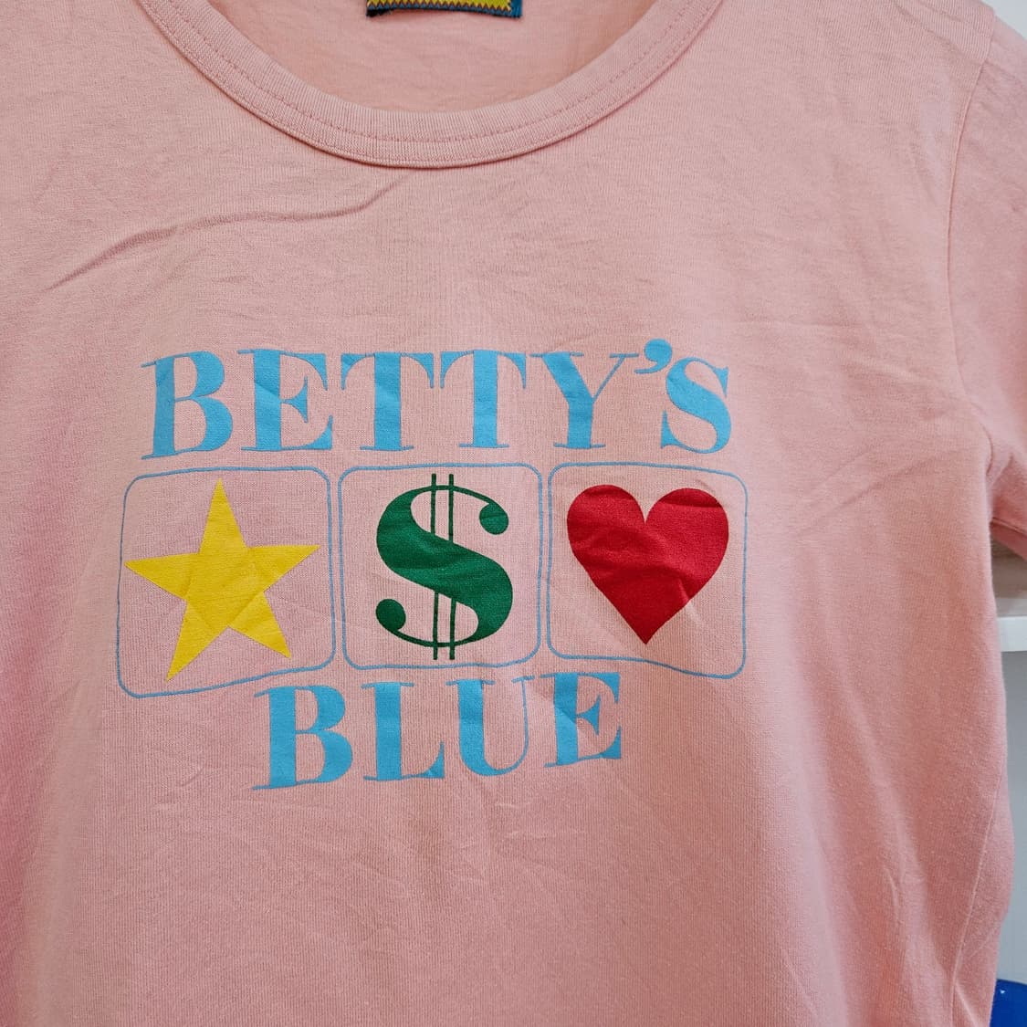 BETTY'S BLUE(베티스 블루) 로고 프린팅 핑크반팔 티셔츠 상품이미지2