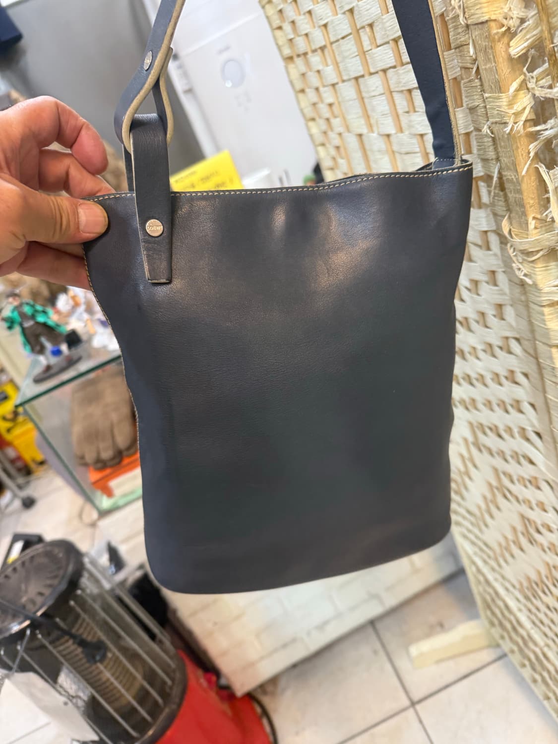 정품 로에베 쇼퍼백 팝니다 상품이미지4