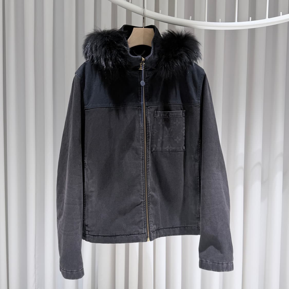56 / 루이비통 모노그램 데님 퍼 후드 블랙 자켓 / 미사용 상품이미지1