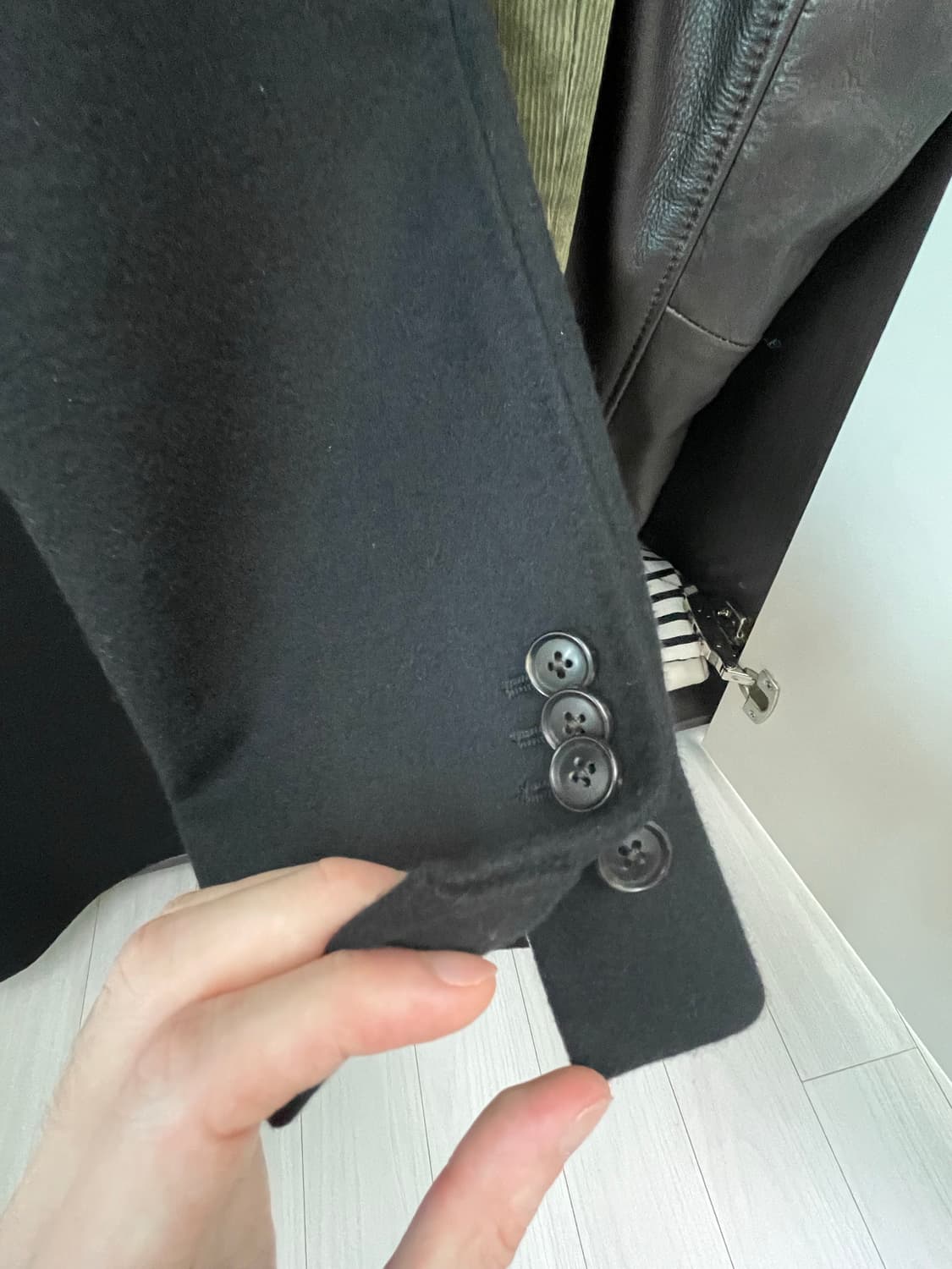 수트 서플라이(SUIT SUPPLY) 울캐시미어 블랙 더블 브레스티드코트 상품이미지5