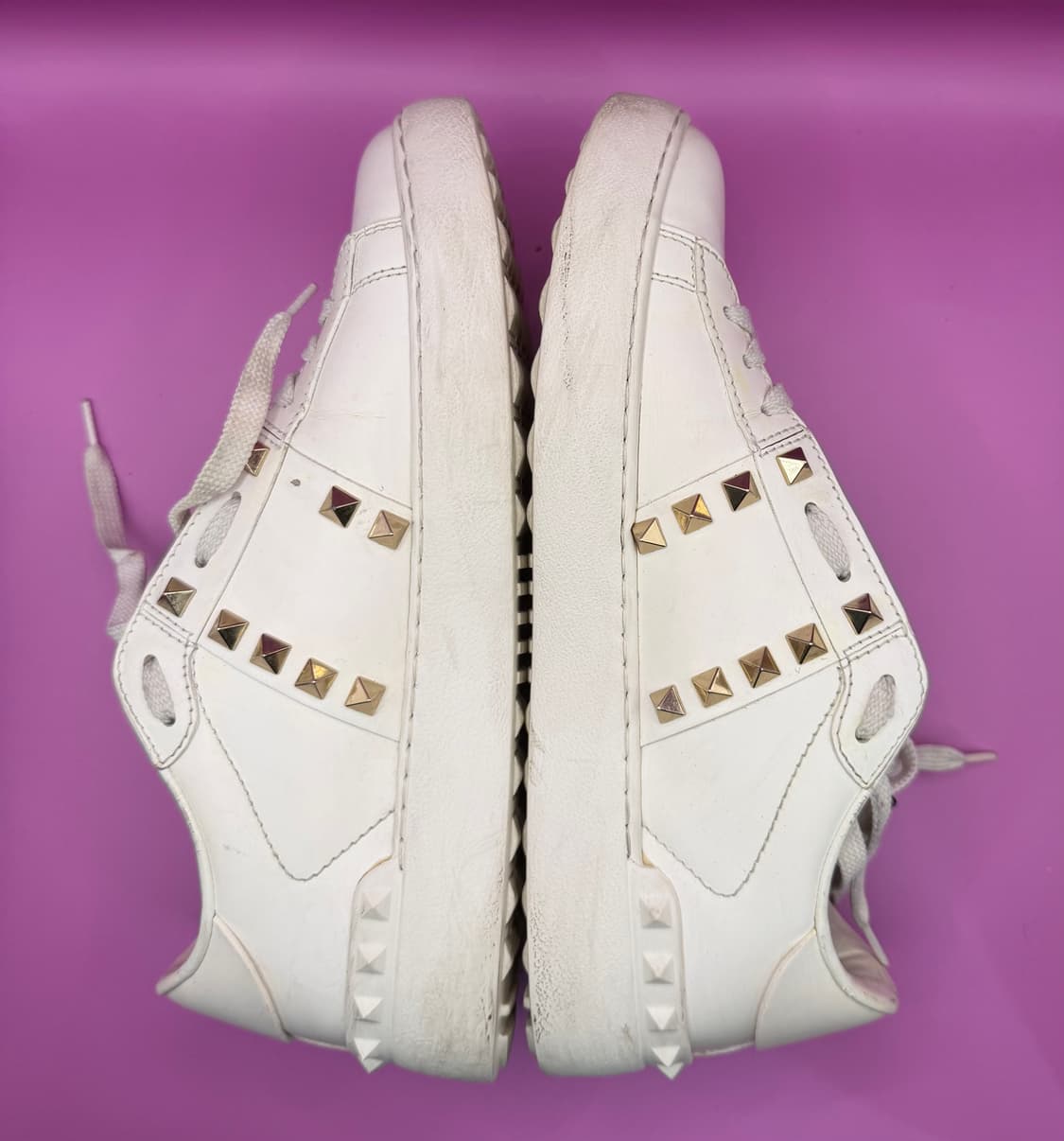 발렌티노 가라바니 락스터드 언타이틀드 스니커즈 (화이트) 상품이미지2