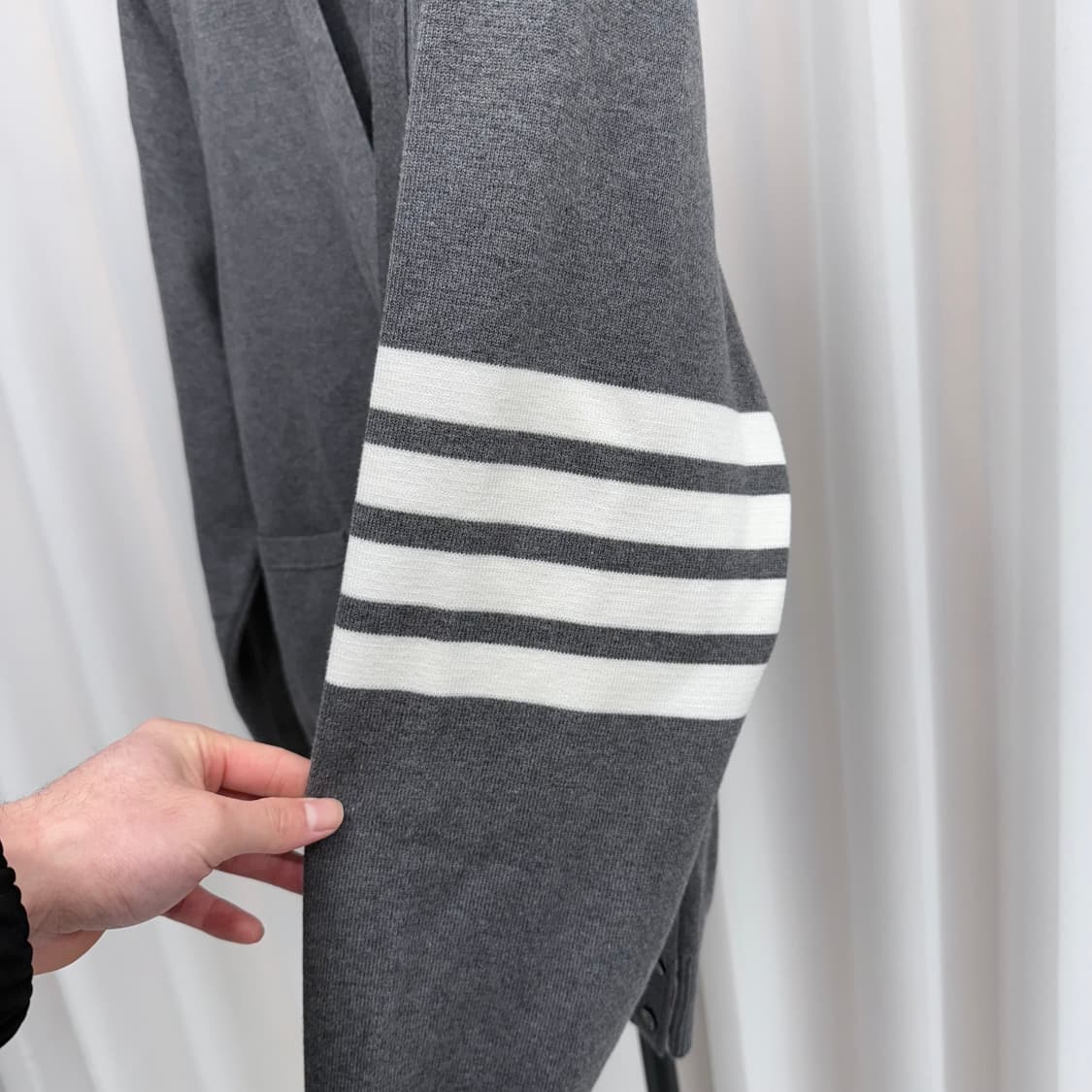 [1회착용/3] 톰브라운 밀라노스티치 가디건 그레이 상품이미지3