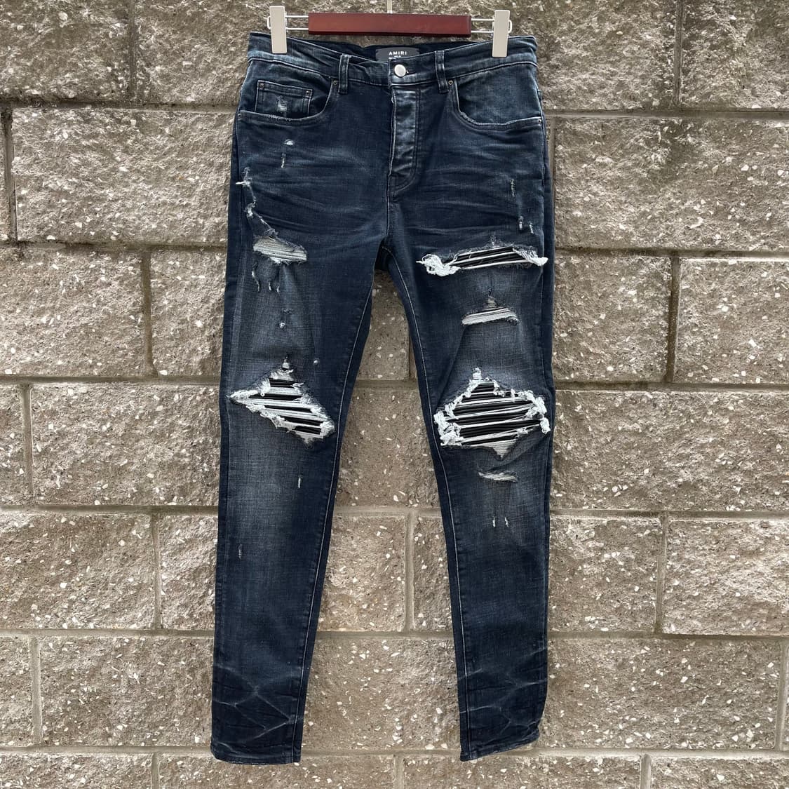[32] Amiri MX1 디스트레스 레더 패널 데님 팬츠 상품이미지1