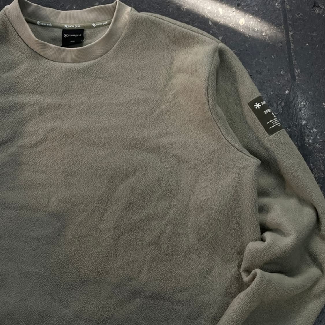 105 스노우피크 후리스 맨투맨 (변색 X 조명 O) 상품이미지2