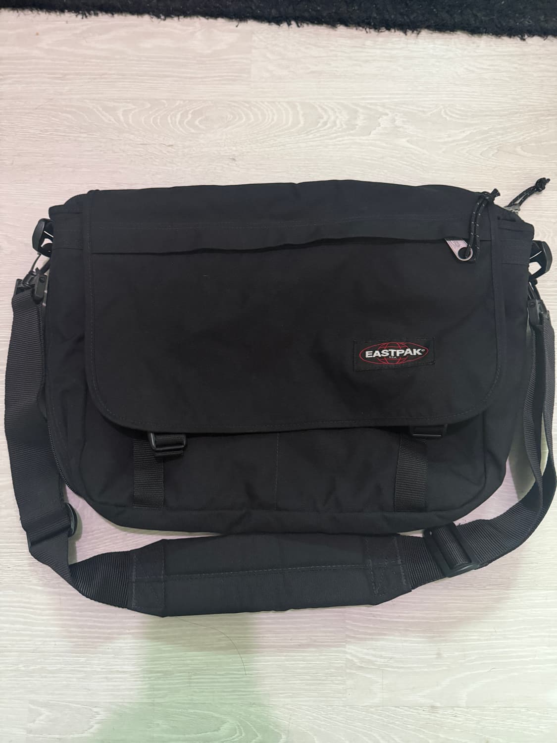 이스트팩 크로스백 판매합니다 상품이미지1