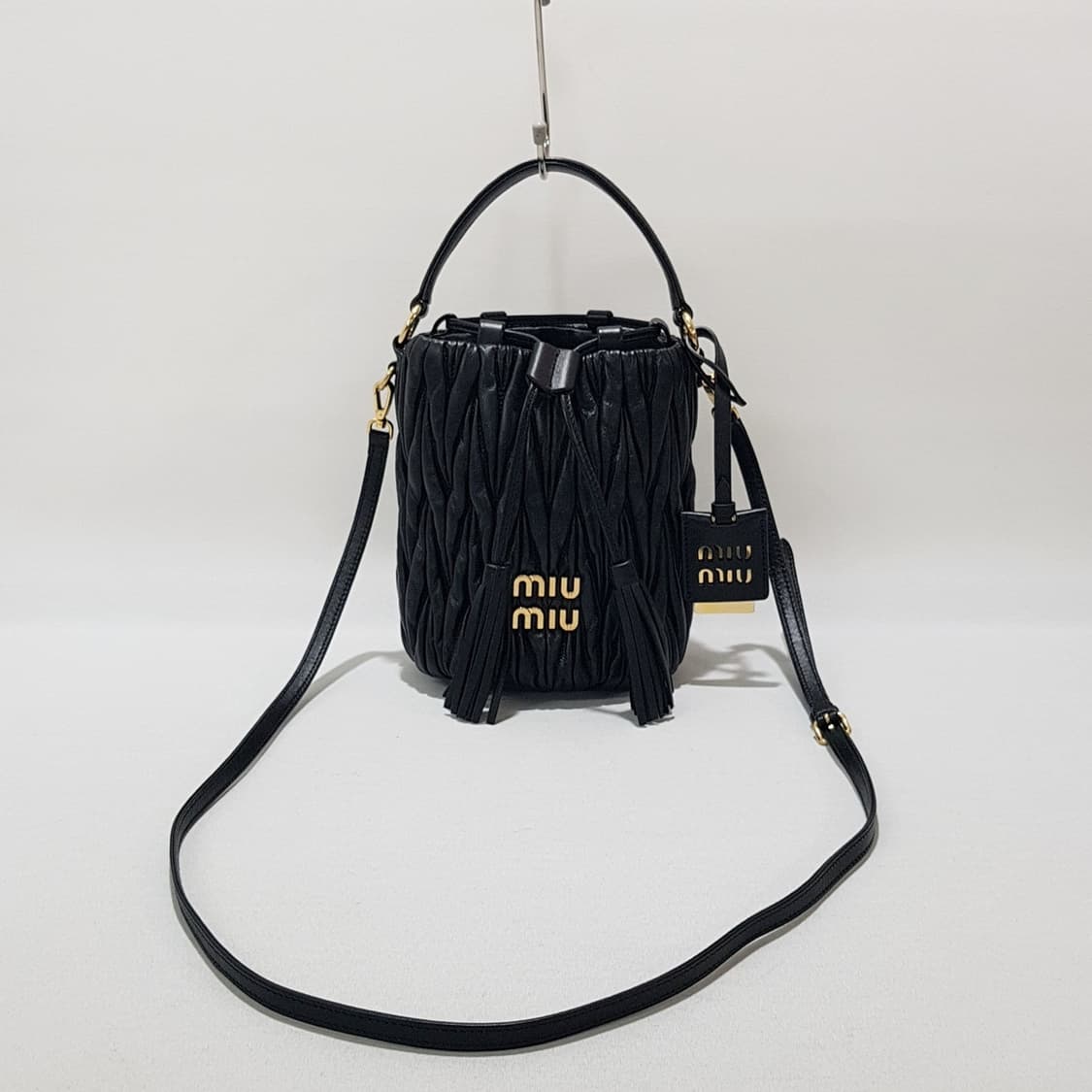 미우미우 마테라쎄 나파 레더 버킷백 5BE085 상품이미지1