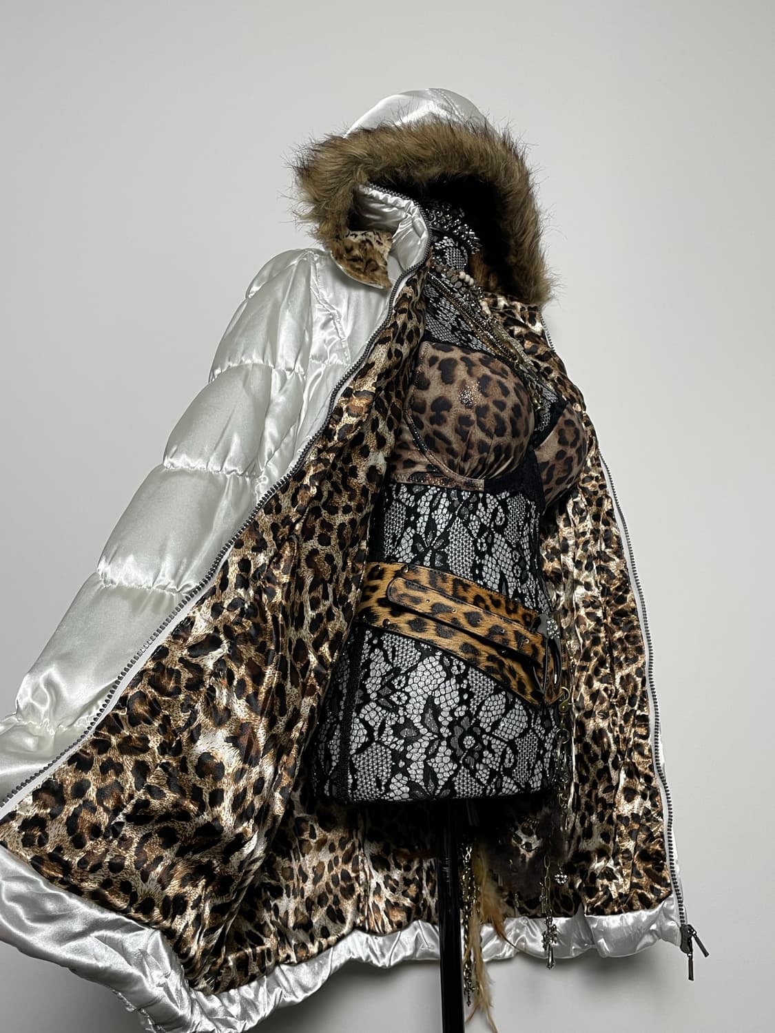 SKY BOMBER 스카이봄버 호피 실크 유광 화이트 실버 패딩자켓 상품이미지2