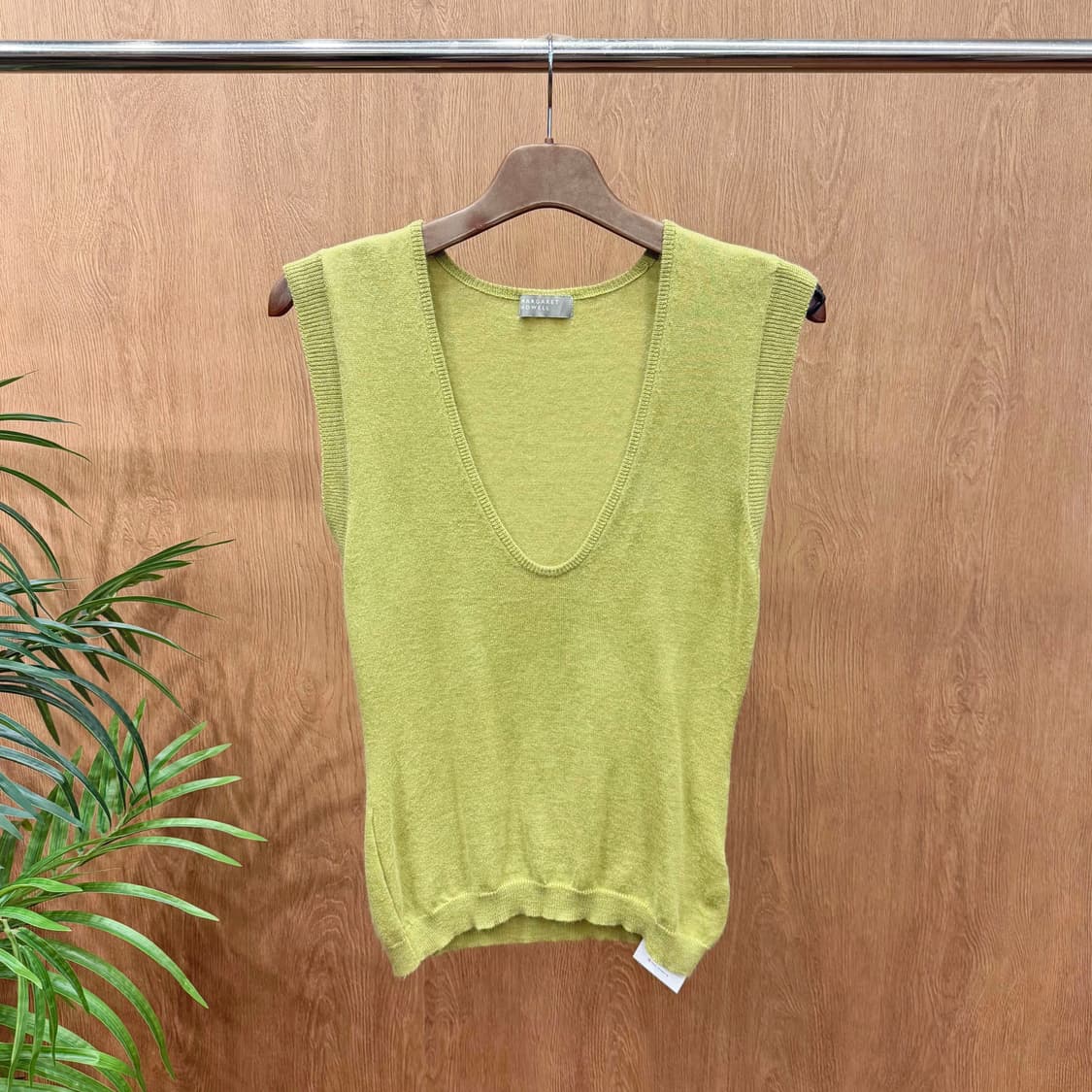 마가렛 호웰 딥 브이넥 슬리브리스 니트 립 배색 디테일 루즈핏 그린 상품이미지1