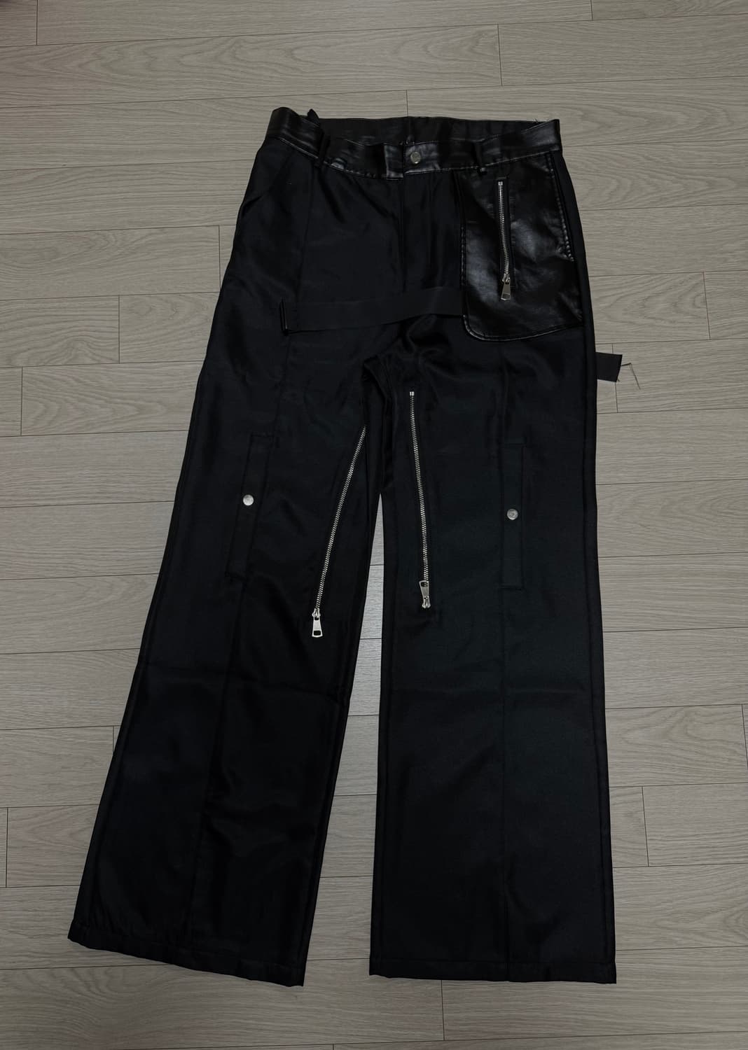 버튼 디테일 플레어 팬츠 상품이미지1