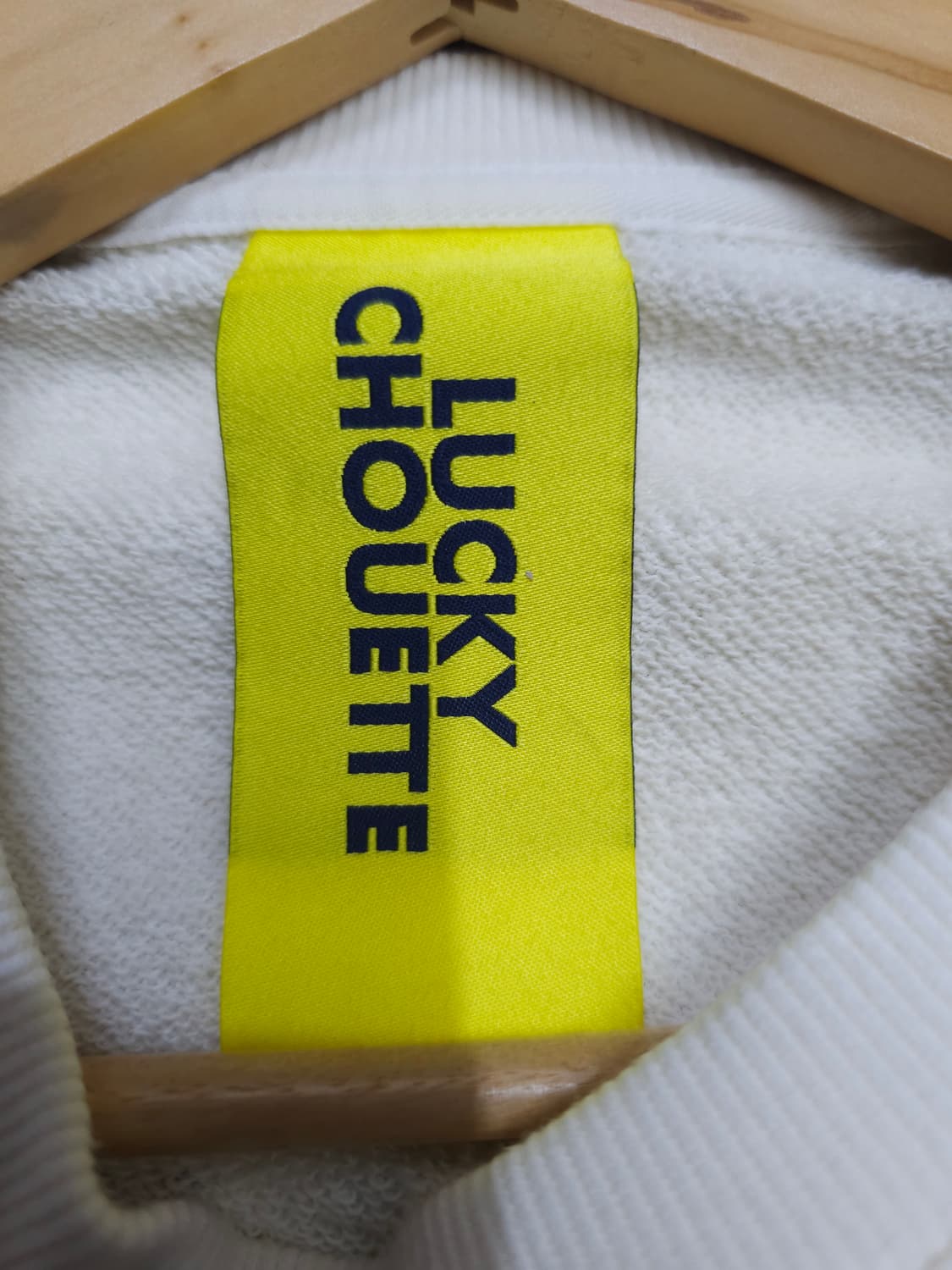 럭키슈에뜨 맨투맨 티셔츠 아이보리 상품이미지5