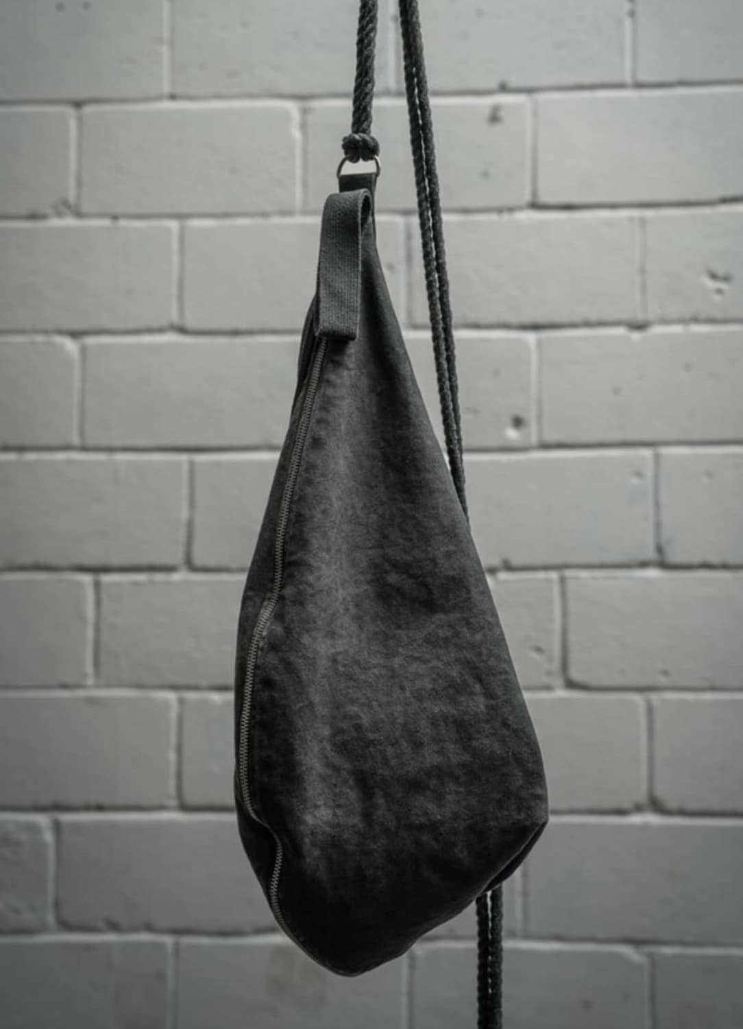 카본 다잉 바디백 OS 상품이미지1