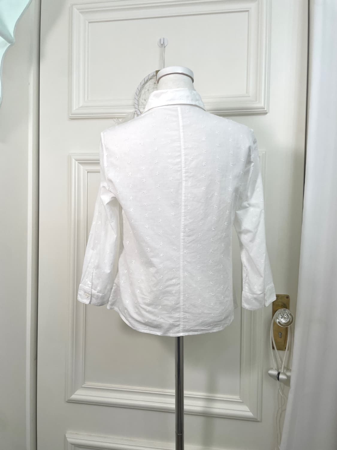 white flower embroidery cotton shirt 상품이미지3