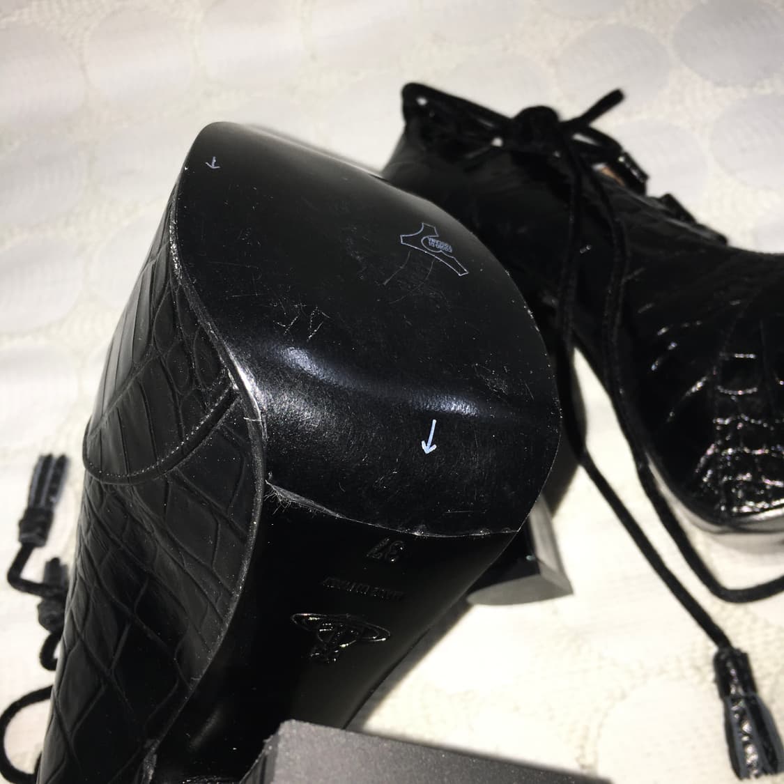 비비안 웨스트우드 아카이브 크로코 엠보 레이스업 청키힐 펌프스 상품이미지7