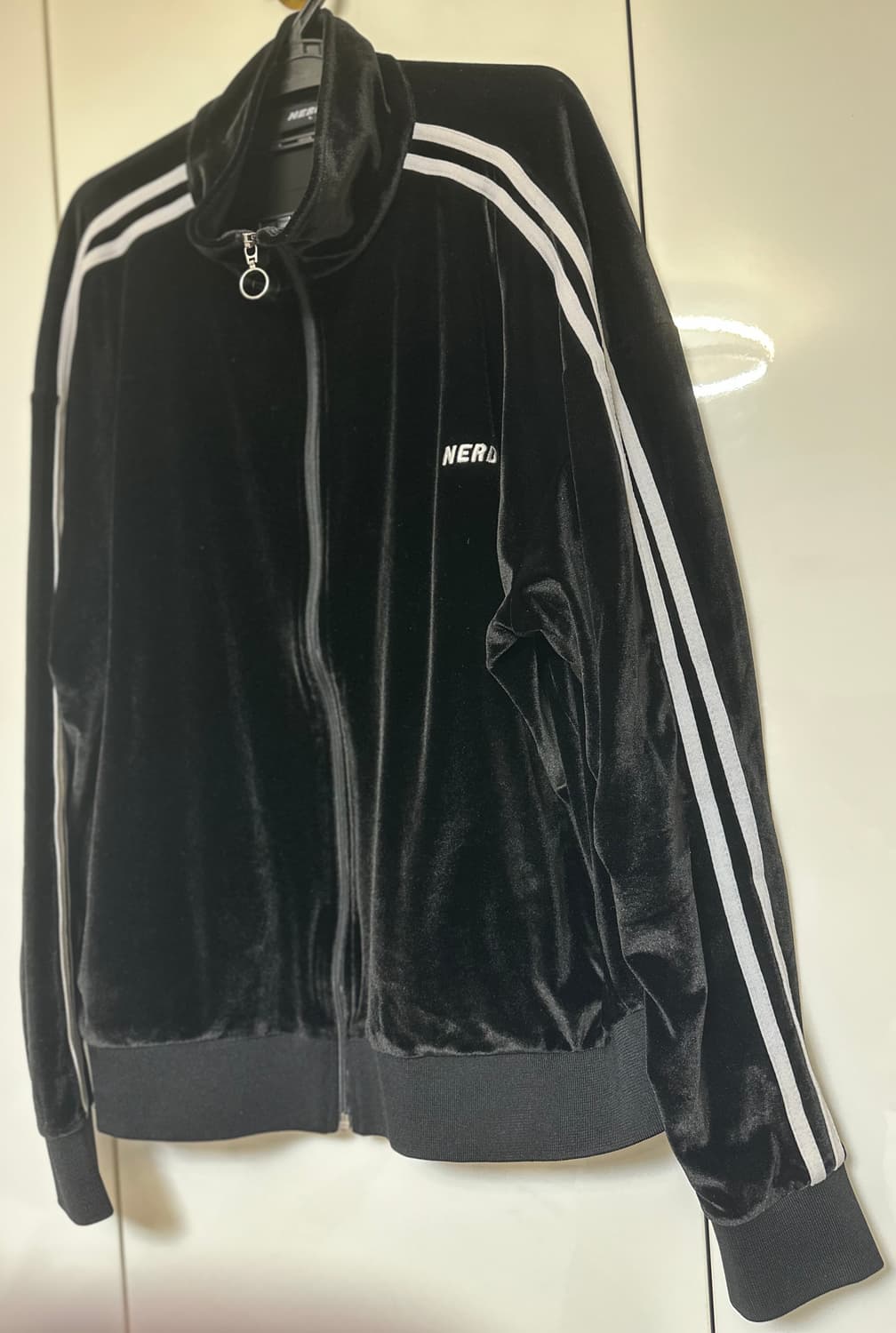 널디 벨벳 트랙탑 블랙 흰색라인 상품이미지3