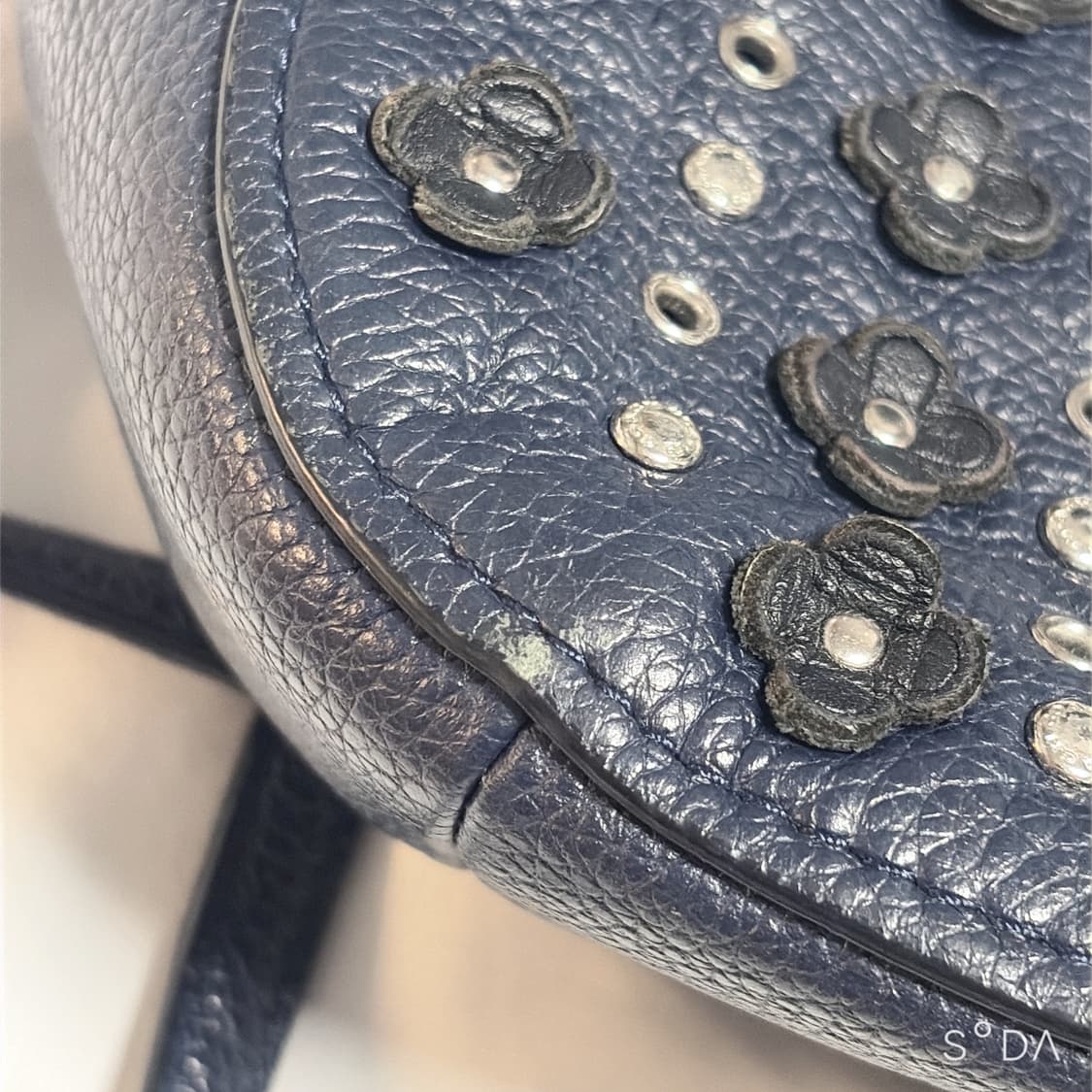 코치 플라워 장식 크로스백 네이비 상품이미지10