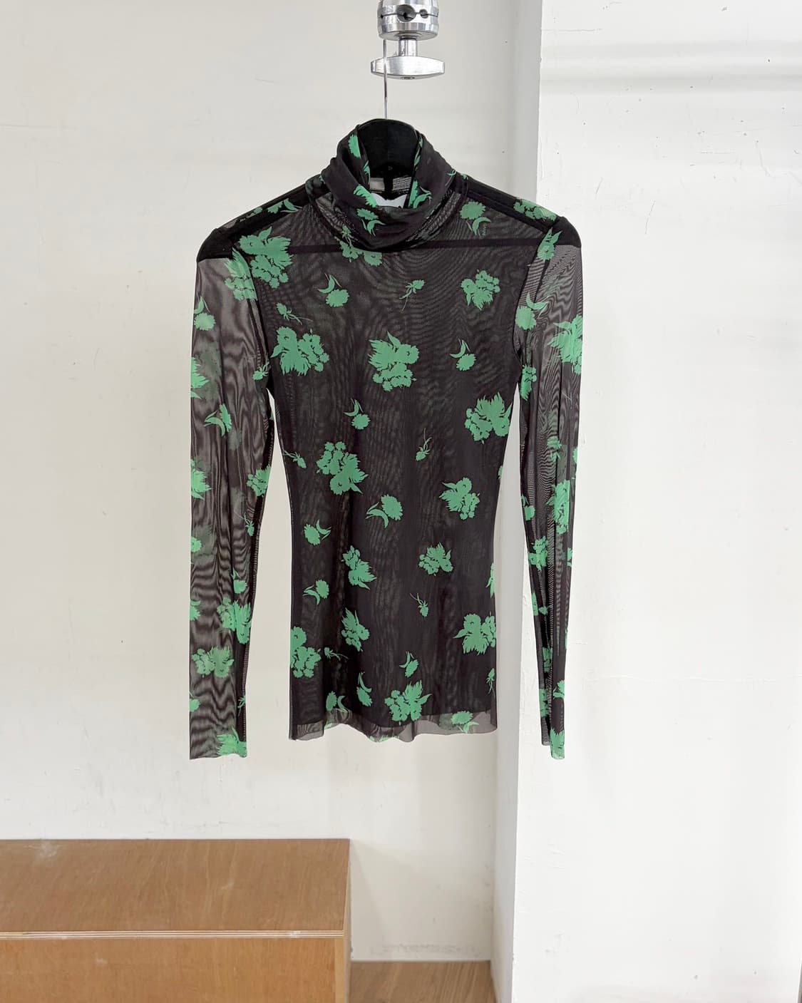 가니 블랙 프린트 메쉬 터틀넥 티셔츠  상품이미지1