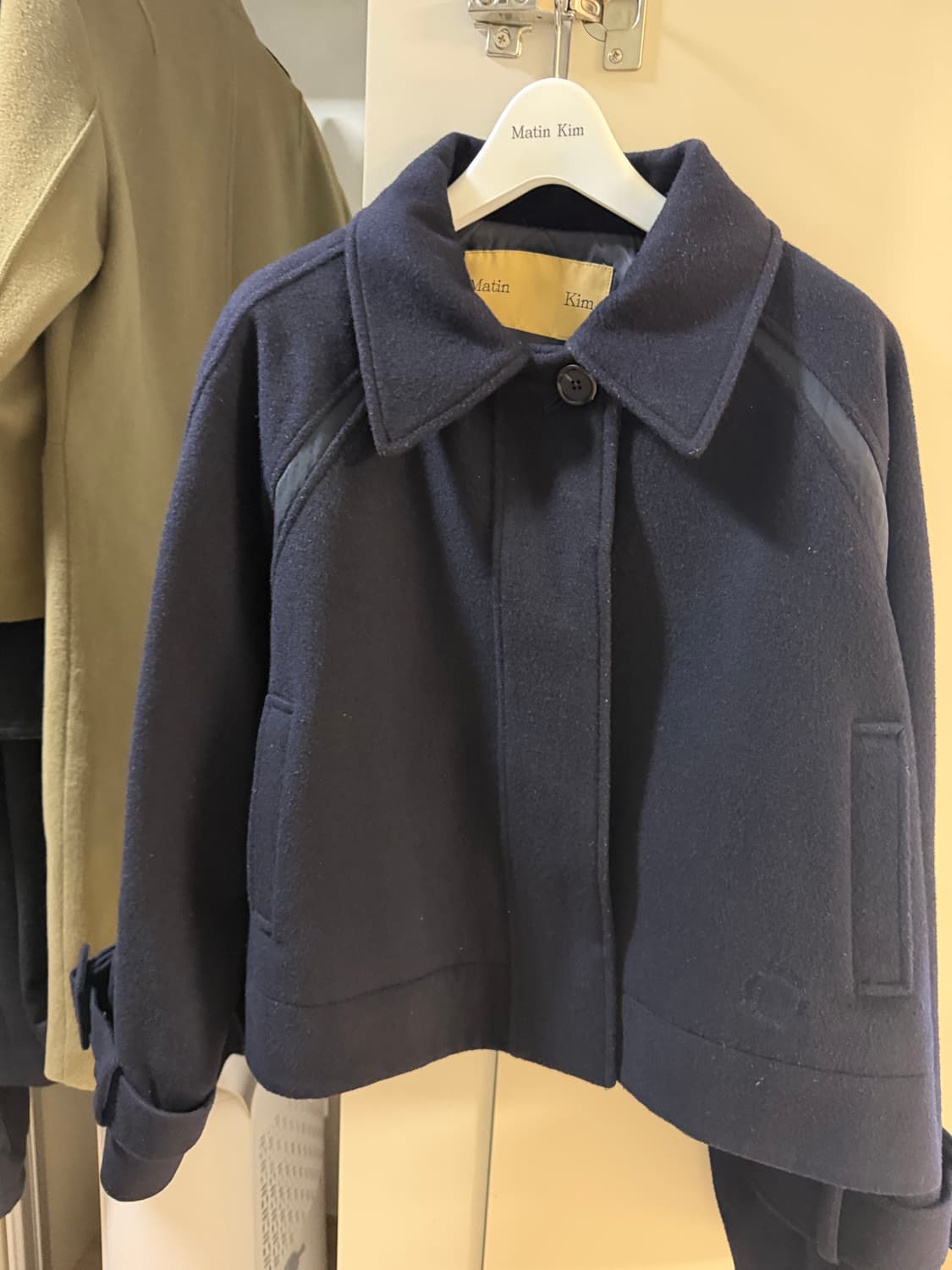 마뗑킴 레글런 울 코트 네이비 상품이미지3