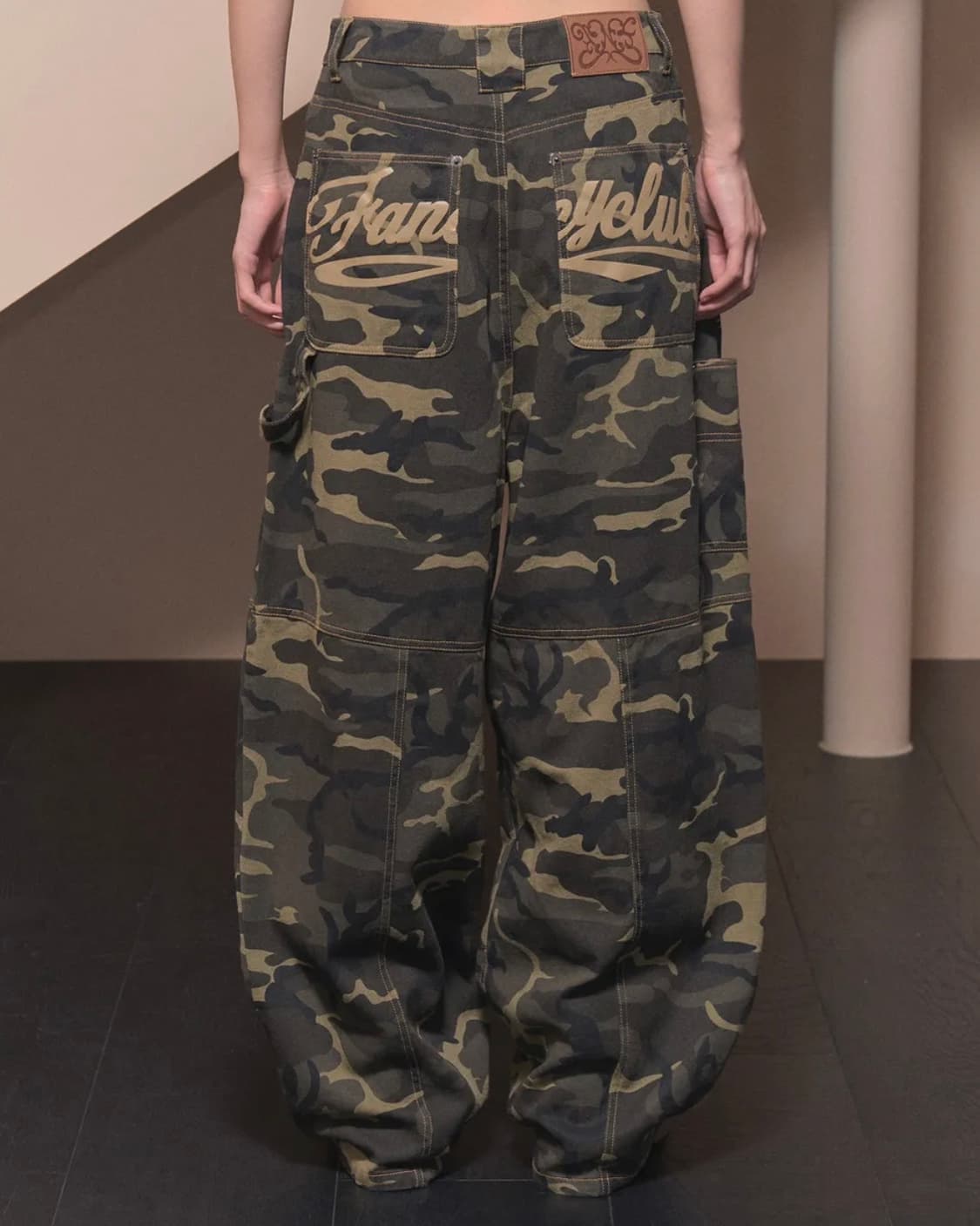 팬시클럽 카펜더 레터링 데님 팬츠 (KHAKI CAMO) 상품이미지1