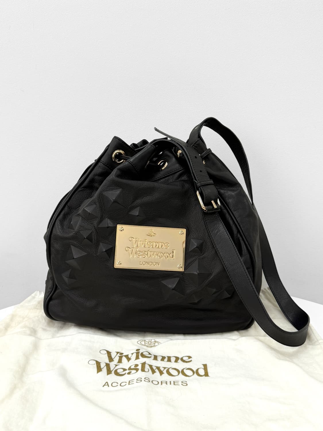비비안웨스트우드 골드 플레이트 드로스트링 버킷백 상품이미지1