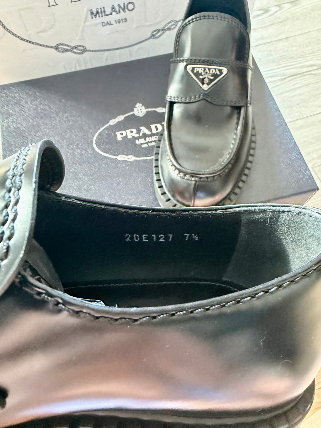 프라다 브러시드 가죽 로퍼 블랙 size 7.5(새상품) 상품이미지3