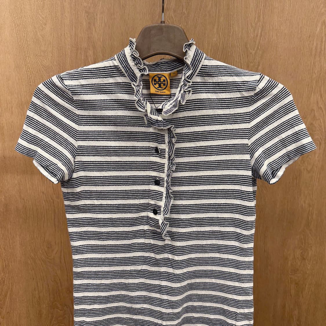 토리버치 블라우스 반팔 스트라이프 패턴 프릴 넥 하프 버튼 디테일 네이비 상품이미지4