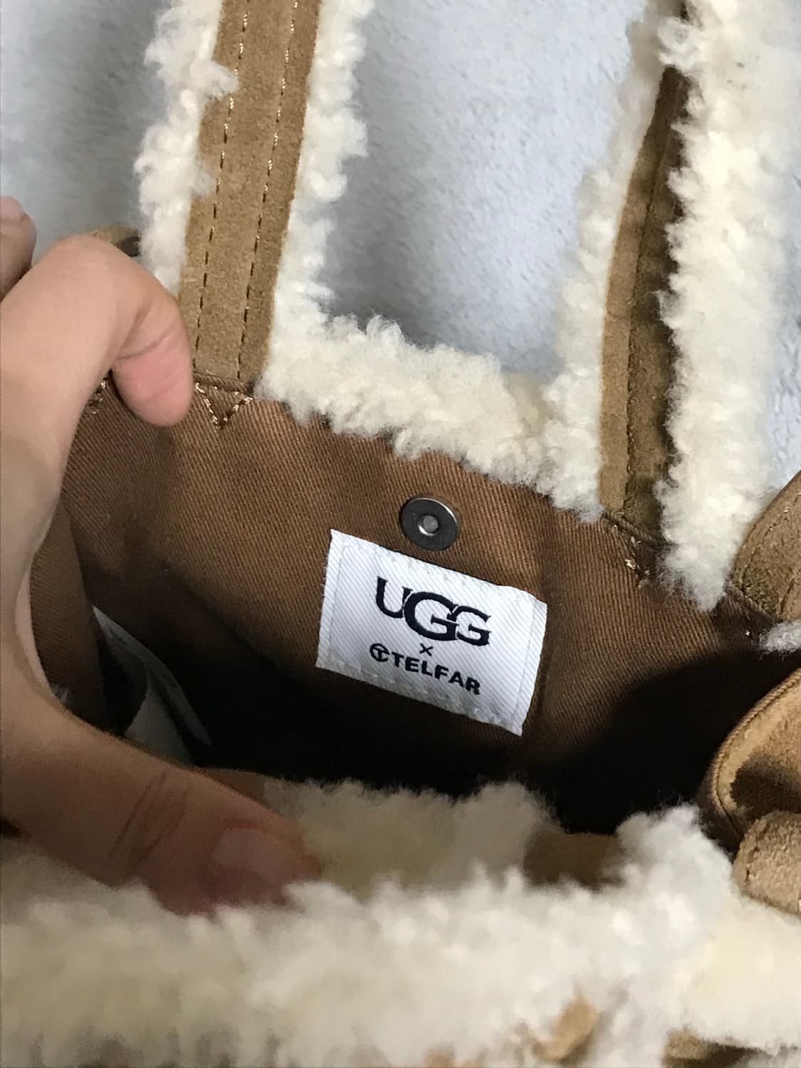 UGG x Telfar 쇼퍼백 정품 (스몰/체스트넛) 상품이미지4