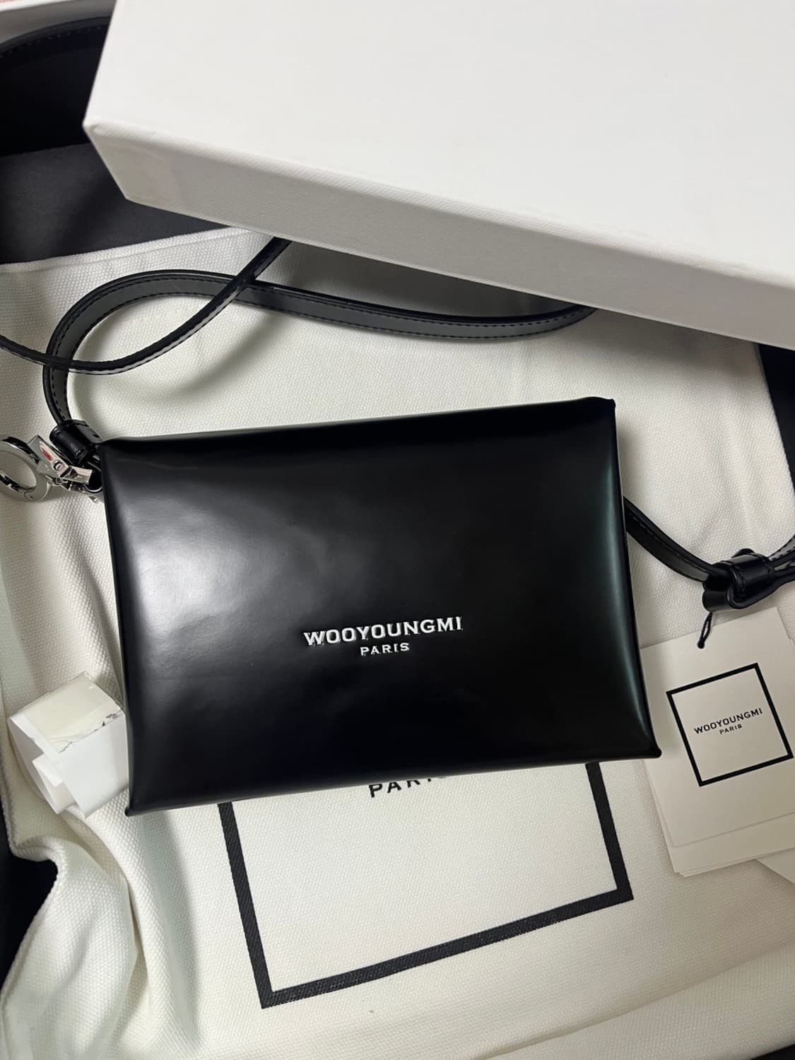우영미 블랙 폴딩 크로스백 상품이미지1
