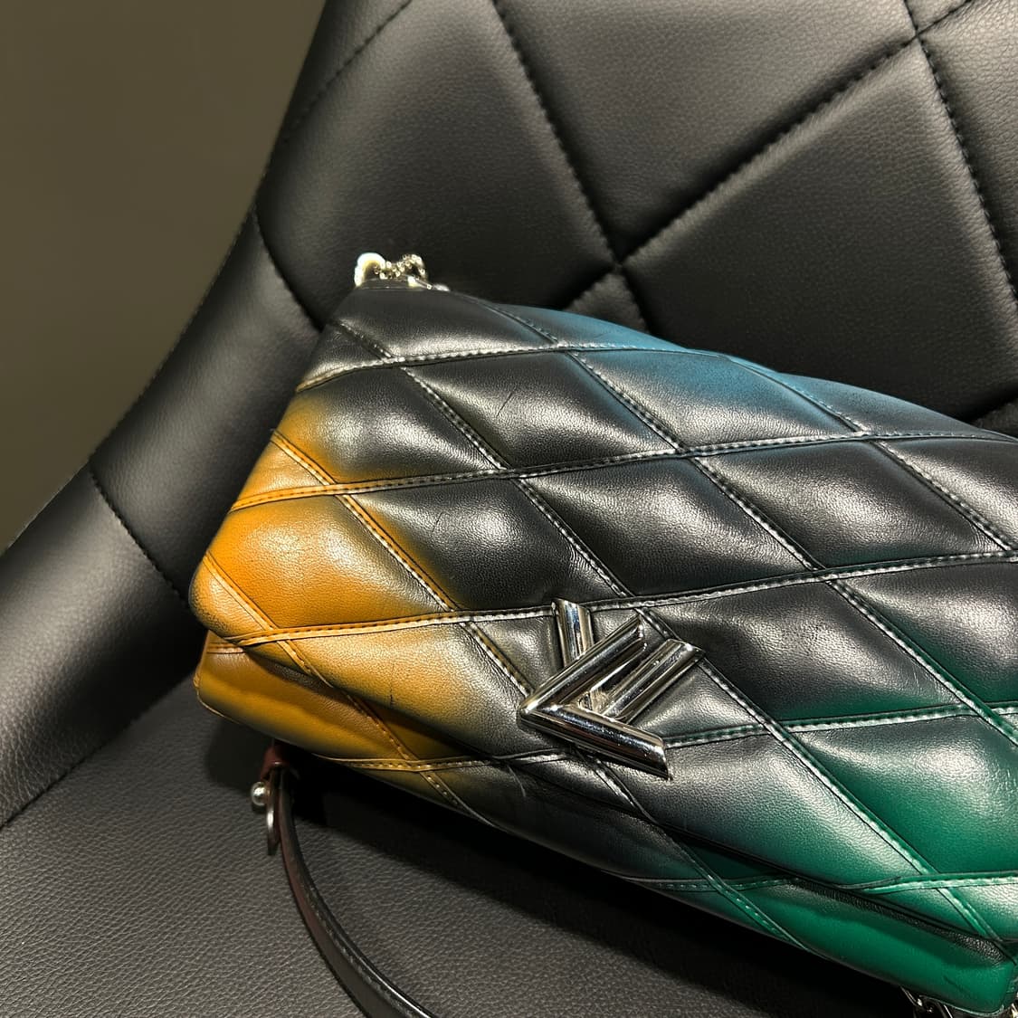 루이비통 GO-14 멀티컬러 퀼팅백 상품이미지2