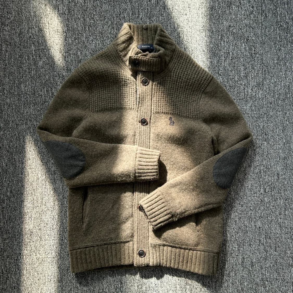 헤지스 브라운 암패치 가디건 집업  상품이미지2
