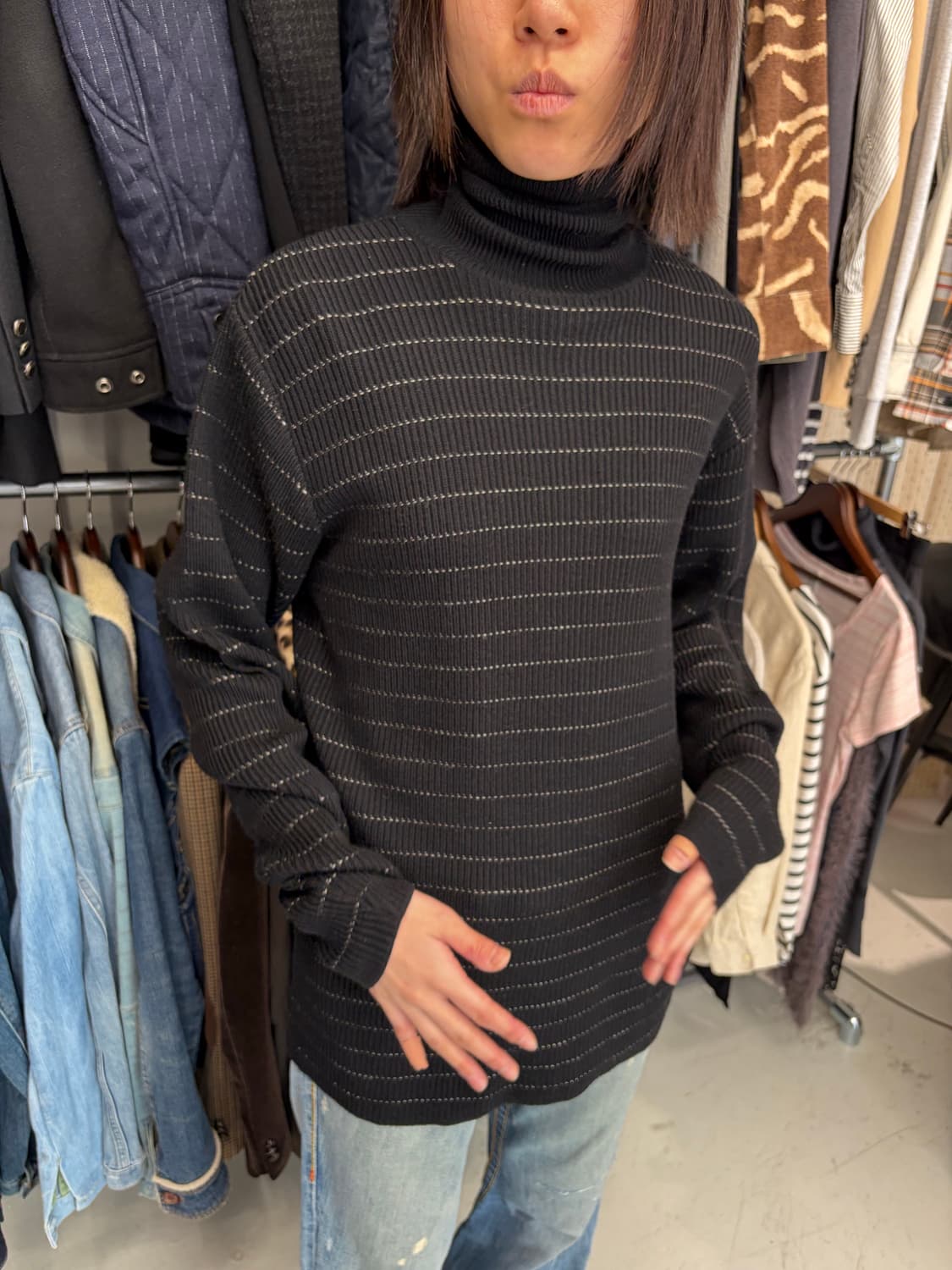 DKNY 터틀넥 니트 블랙 스트라이프 텍스처 상품이미지3