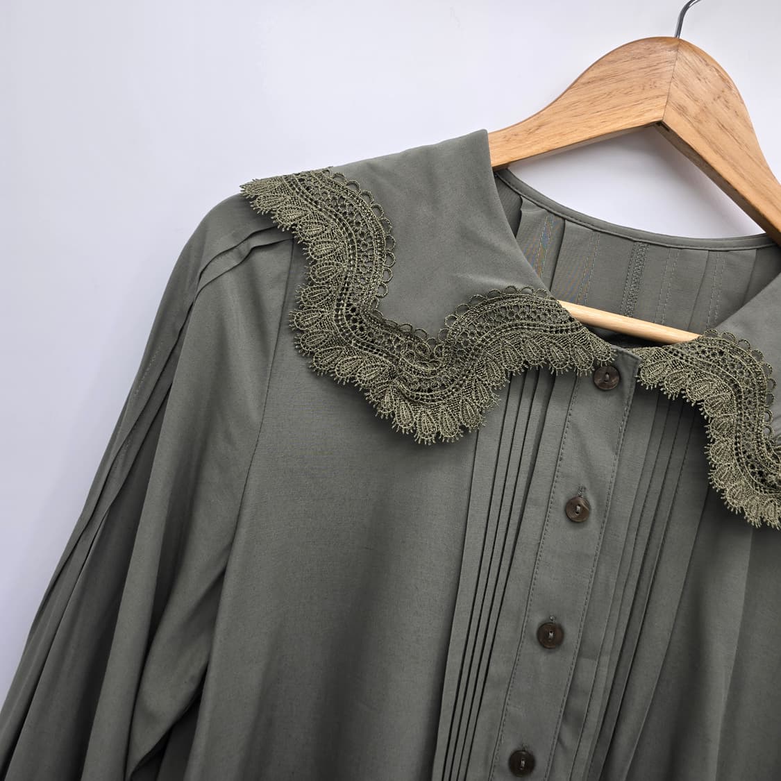 The AtG 레이스 칼라 레이온 혼합 블라우스 [B20545] 상품이미지2