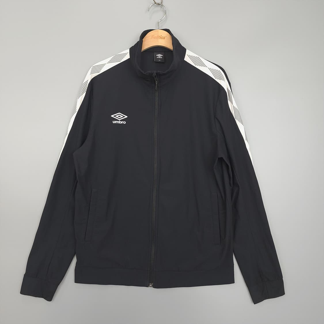 엄브로 Umbro 배색라인 트랙 집업 자켓 블랙 105(XL) 상품이미지1
