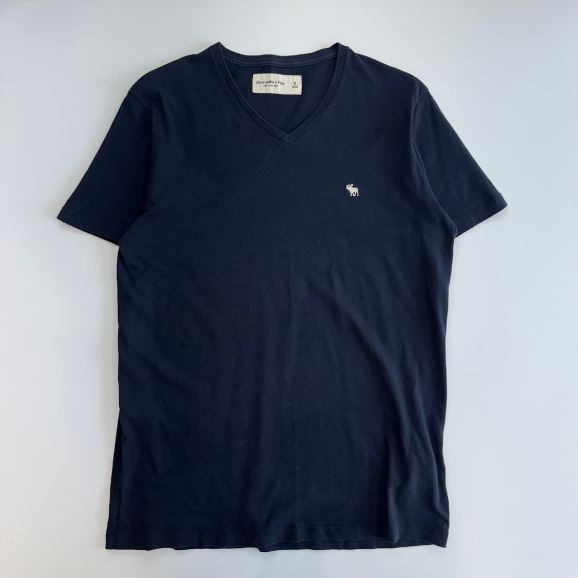 Abercrombie 아베크롬비 스몰로고 네이비 브이넥 반팔  상품이미지3