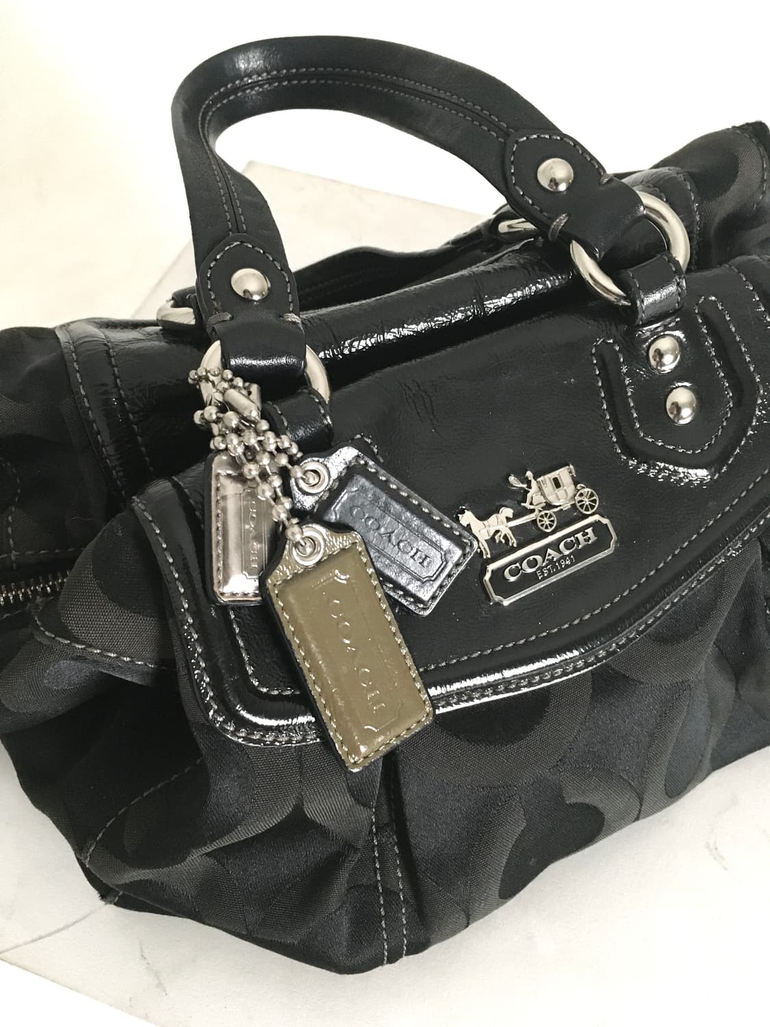coach black mini bag w/ keyring 상품이미지5