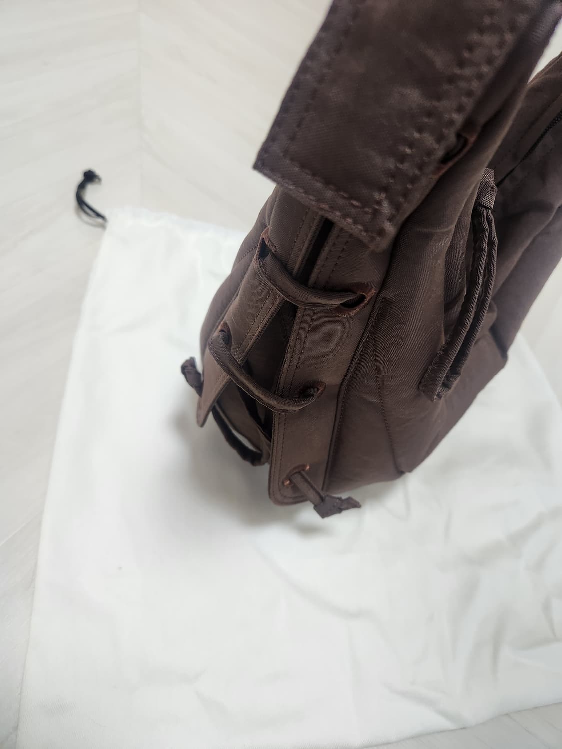 르메르 소프트 게임백 브라운 스몰 상품이미지6