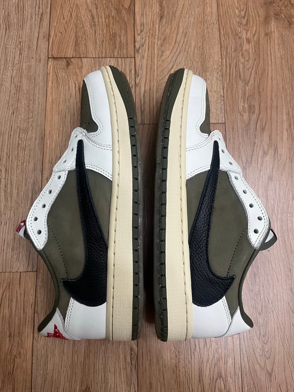 ( 260 ) 조던1 X 트레비스 스캇 레트로 로우OG 리버스 올리브 상품이미지4