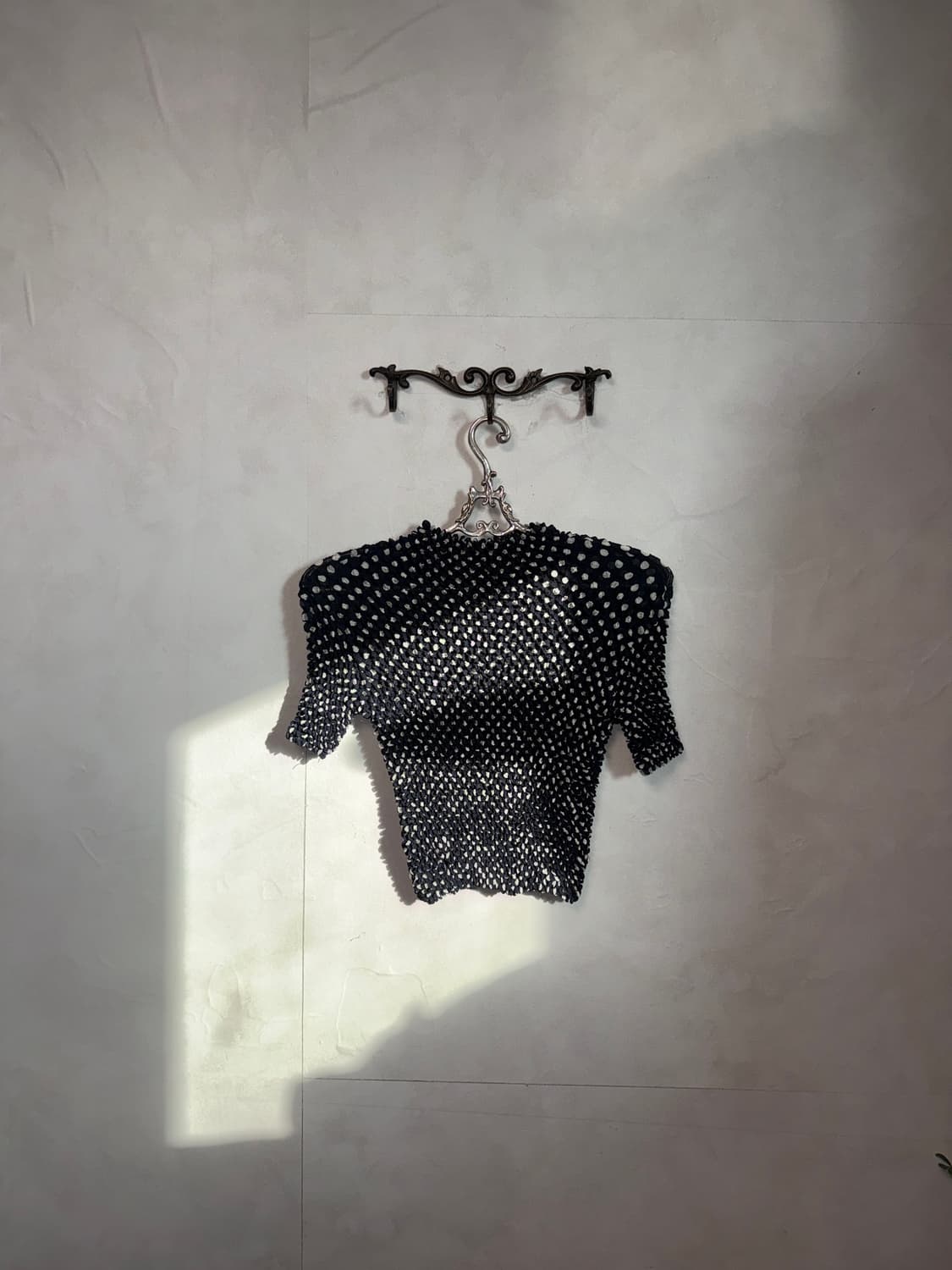 Black & white dot popcorn pleats top 상품이미지8