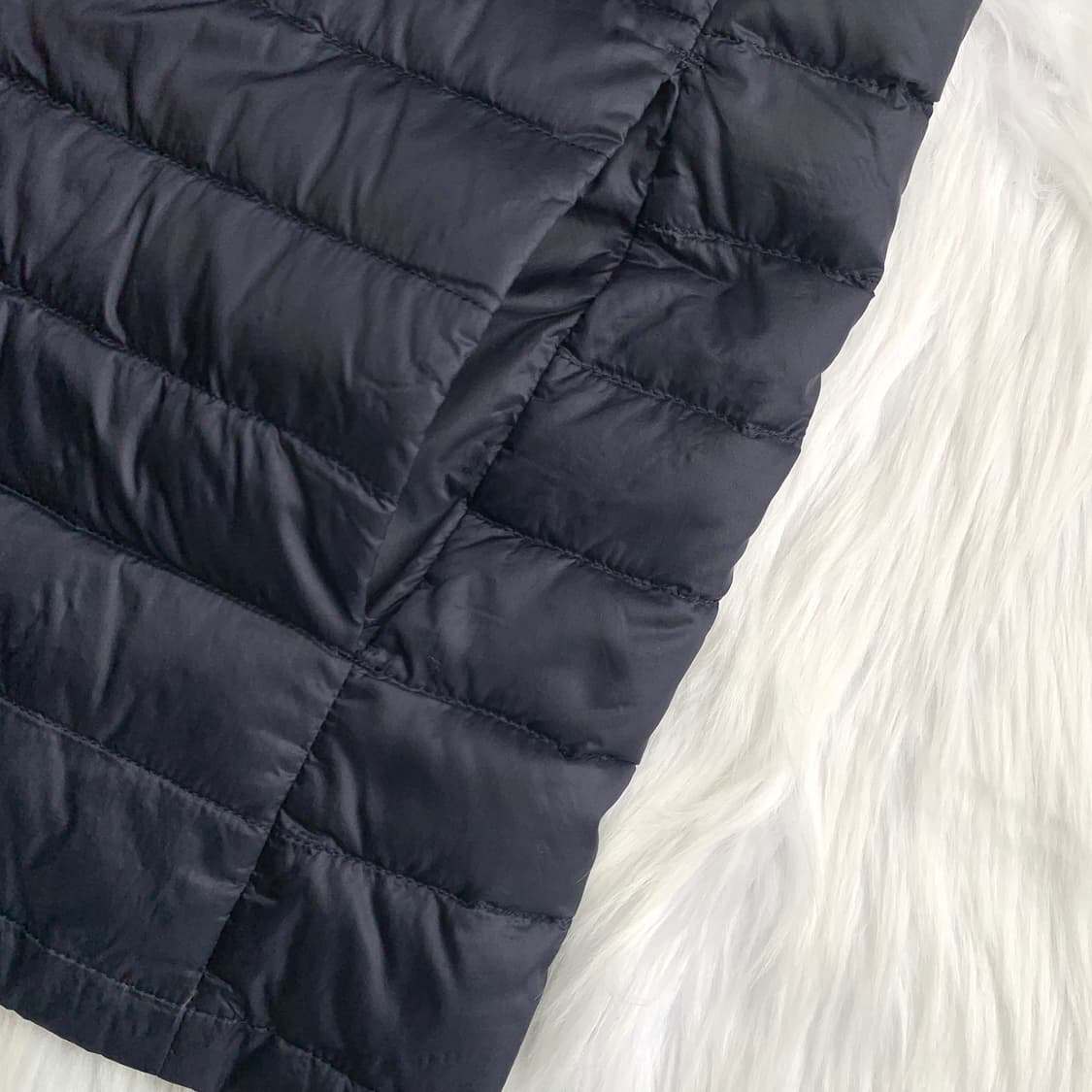 일본 유니클로 울트라 라이트 다운 브이넥 경량패딩 1799 상품이미지4