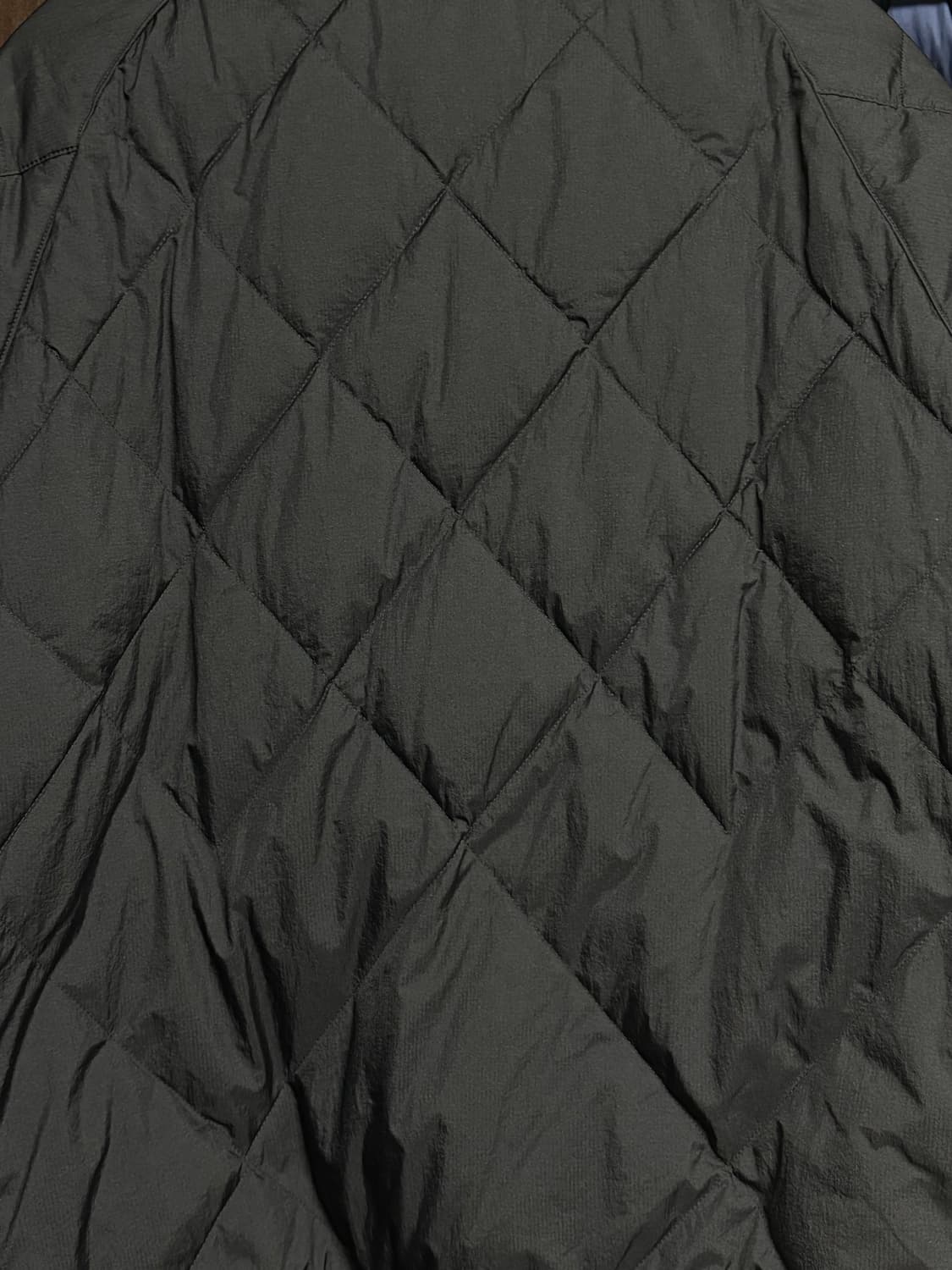 유니클로 화이트마운티니어링 리사이클 하이브리드 다운재킷 상품이미지3