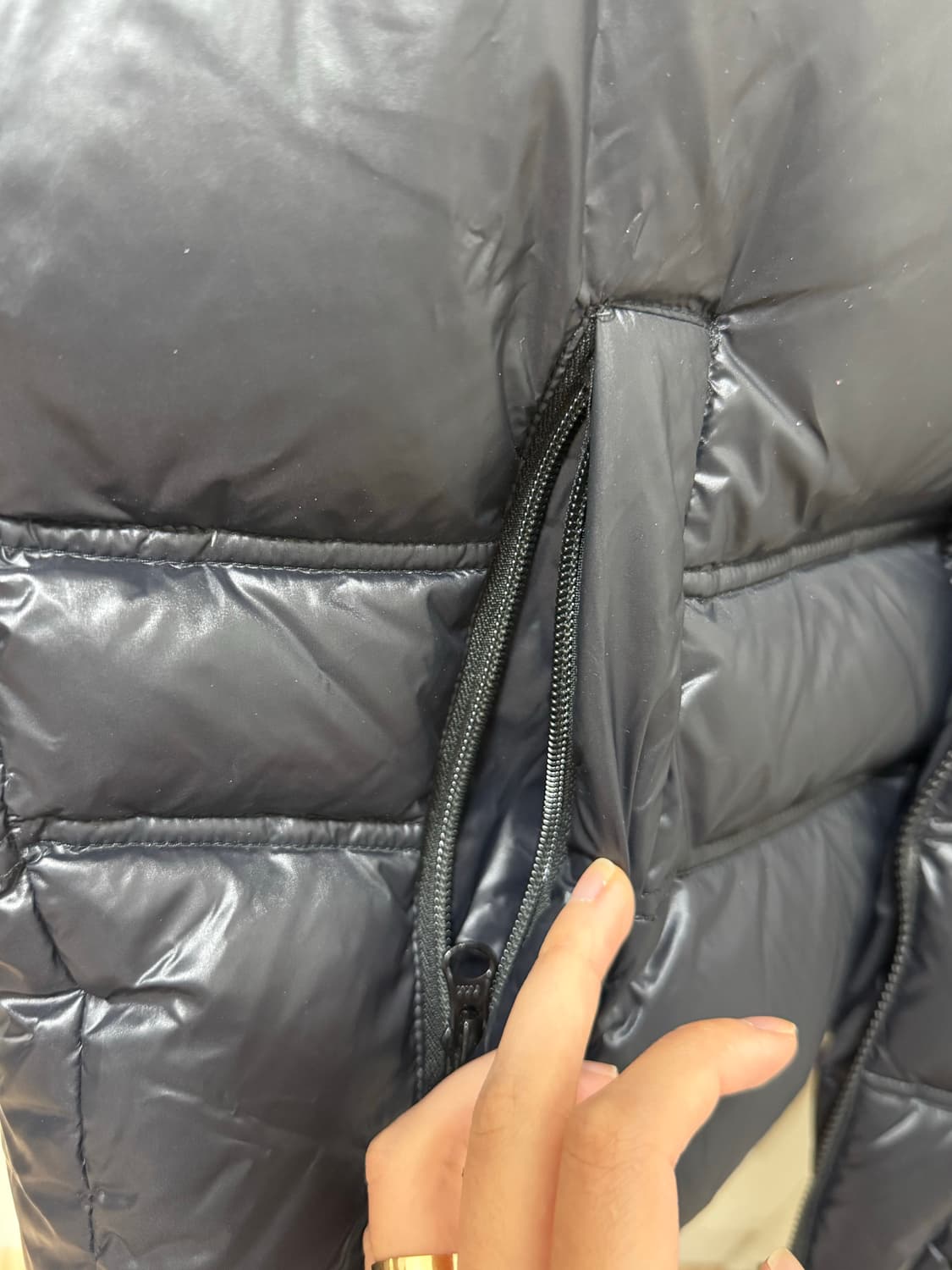 노매뉴얼 트랙 덕다운 패딩조끼 베스트 - 글로시블랙 M  상품이미지4