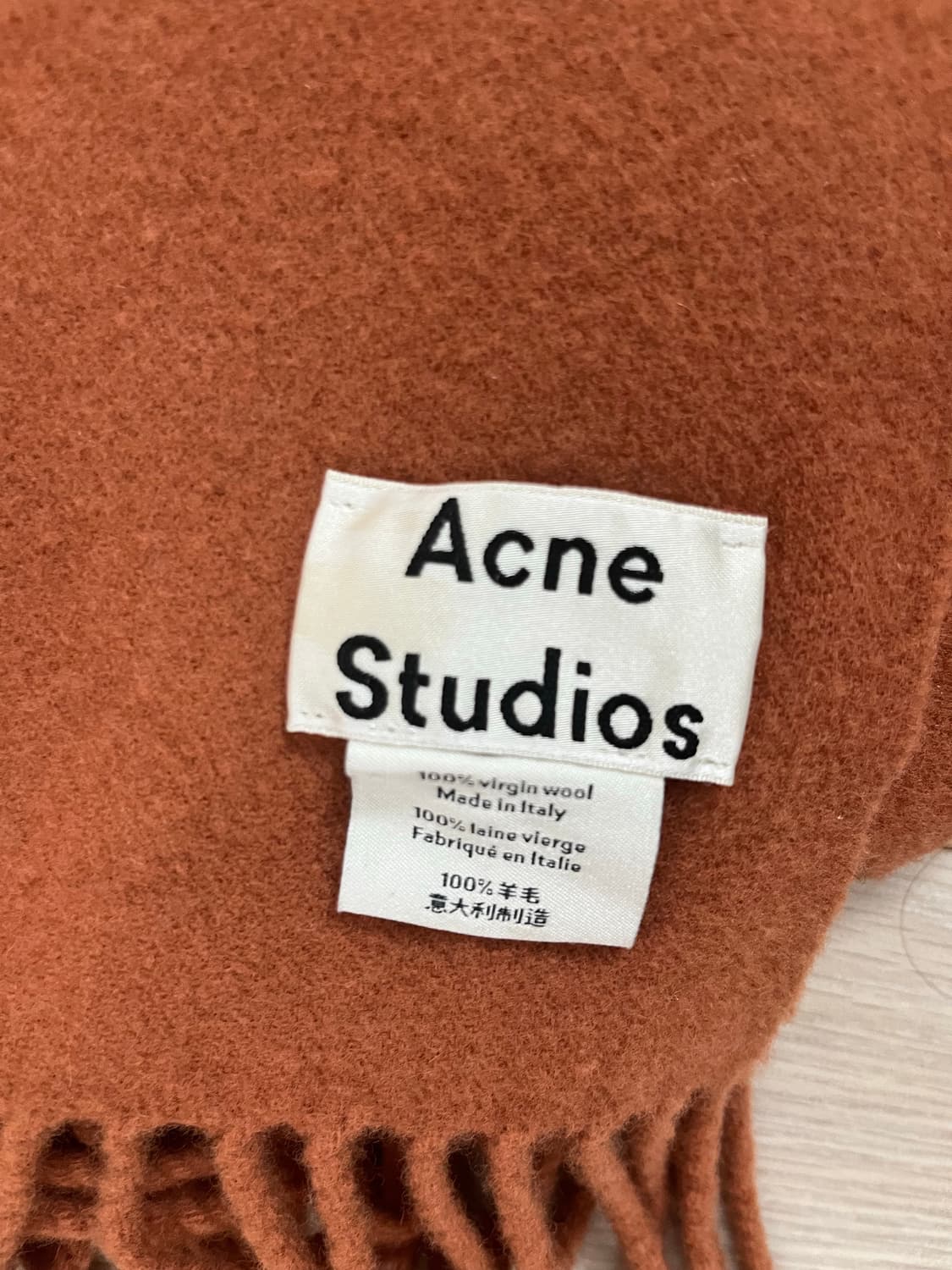 아크네 스튜디오 울 머플러 브라운 색상입니다. 100% 울 소재로 되어있 상품이미지2