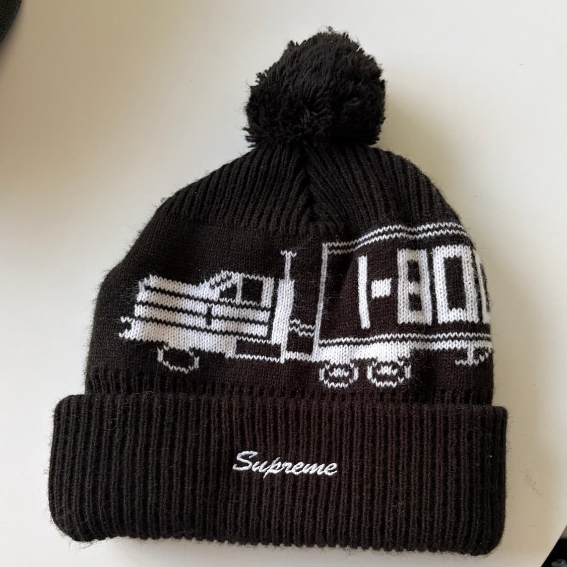 슈프림 방울 비니 상품이미지1