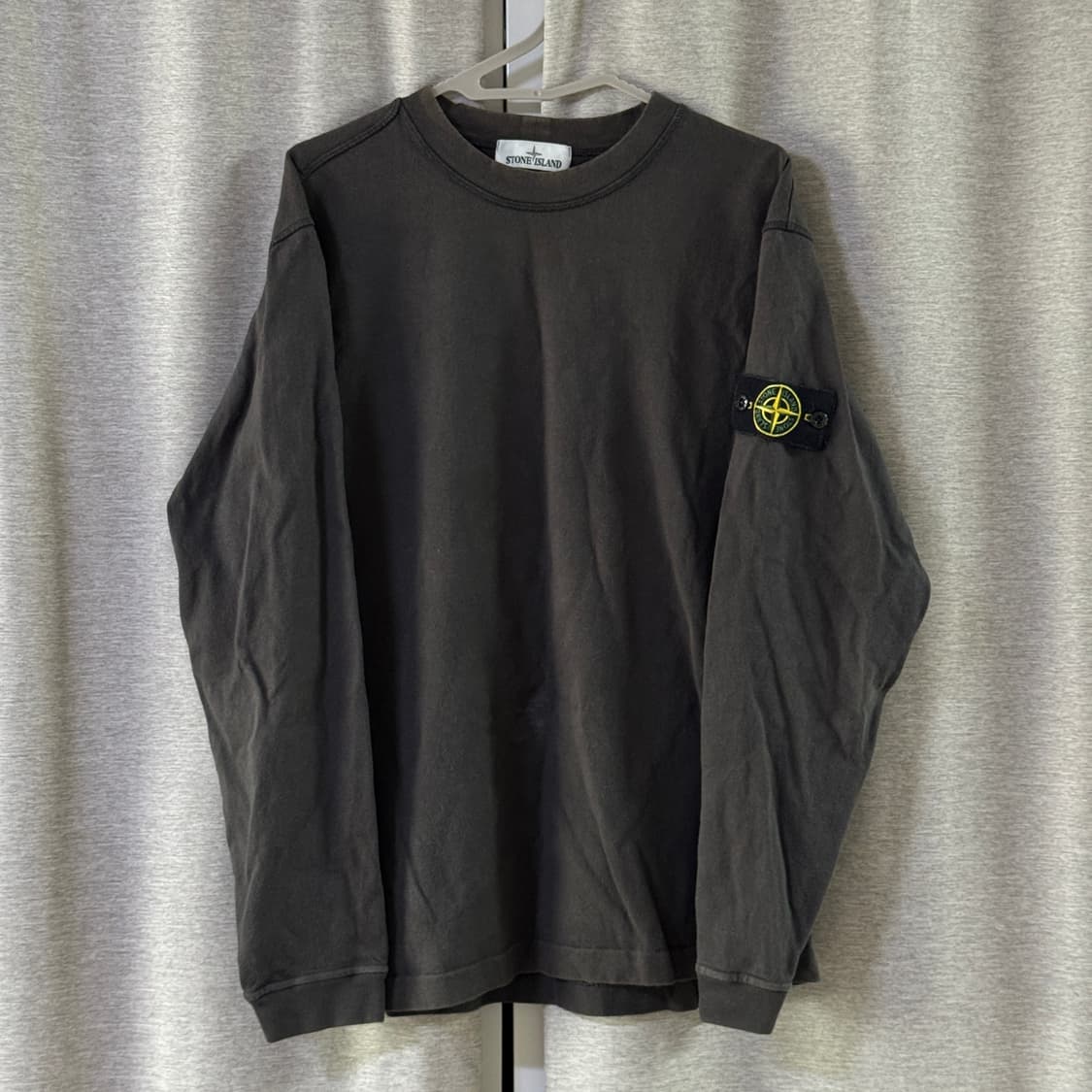 [L] 스톤아일랜드 와펜 패치 맨투맨 차콜 상품이미지1