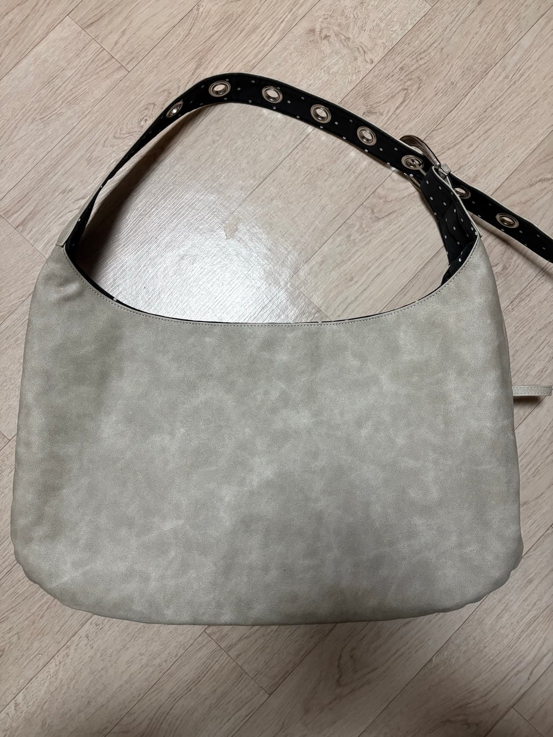 레터리 버클 리버시블 숄더백 (라이트 그레이) 상품이미지3