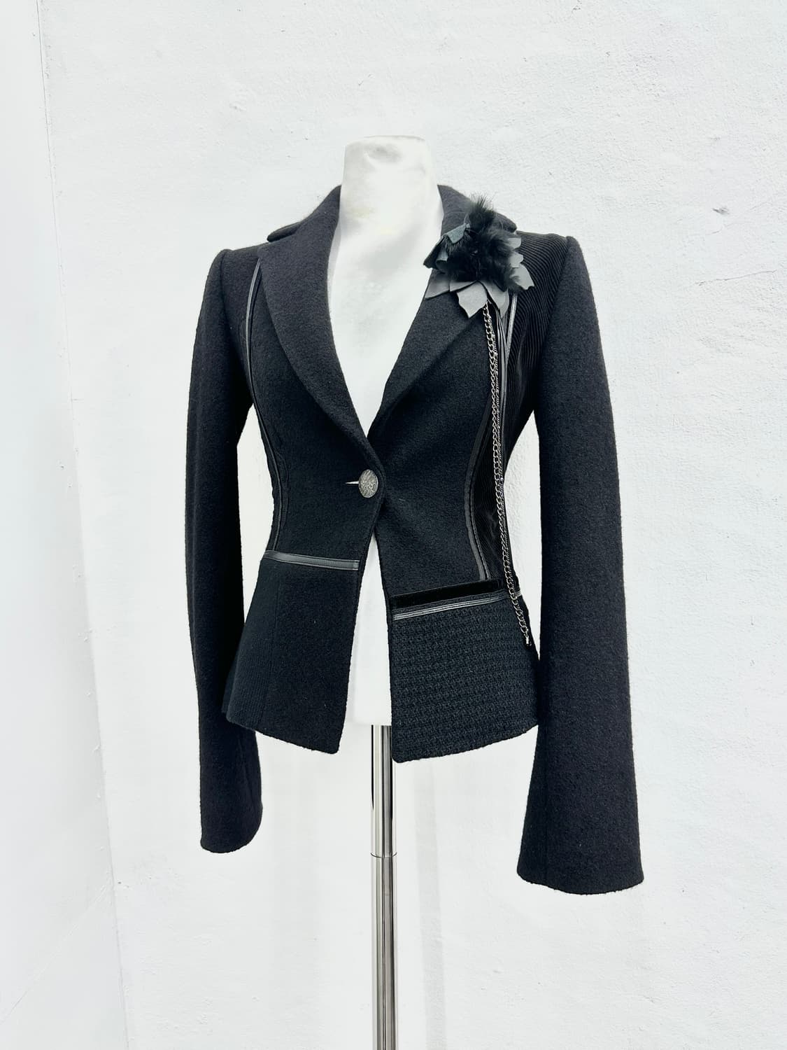 Brooch detail mixed texture jacket 상품이미지1